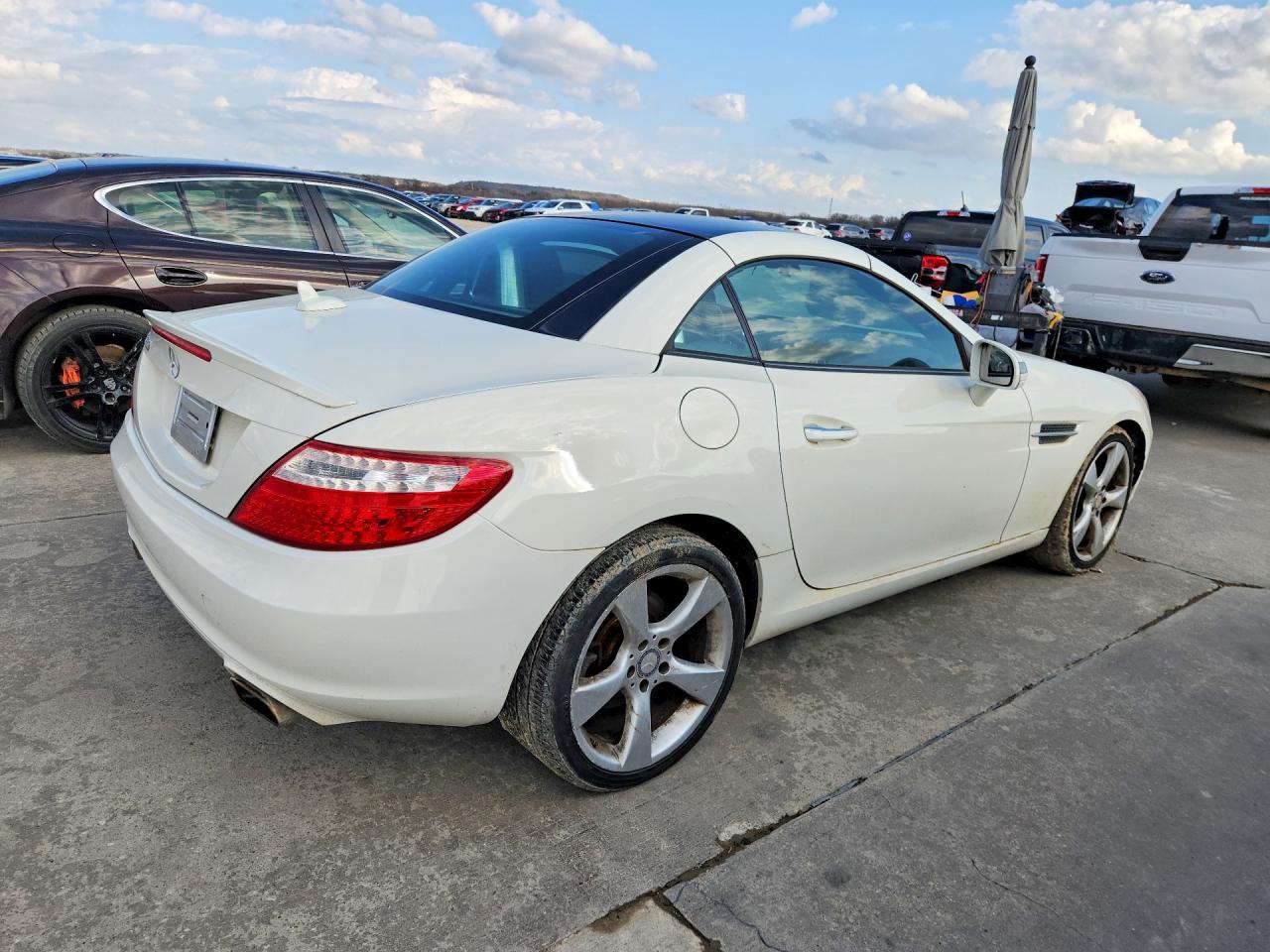 2012 Mercedes Benz Slk 350 White vin: WDDPK5HA1CF038430