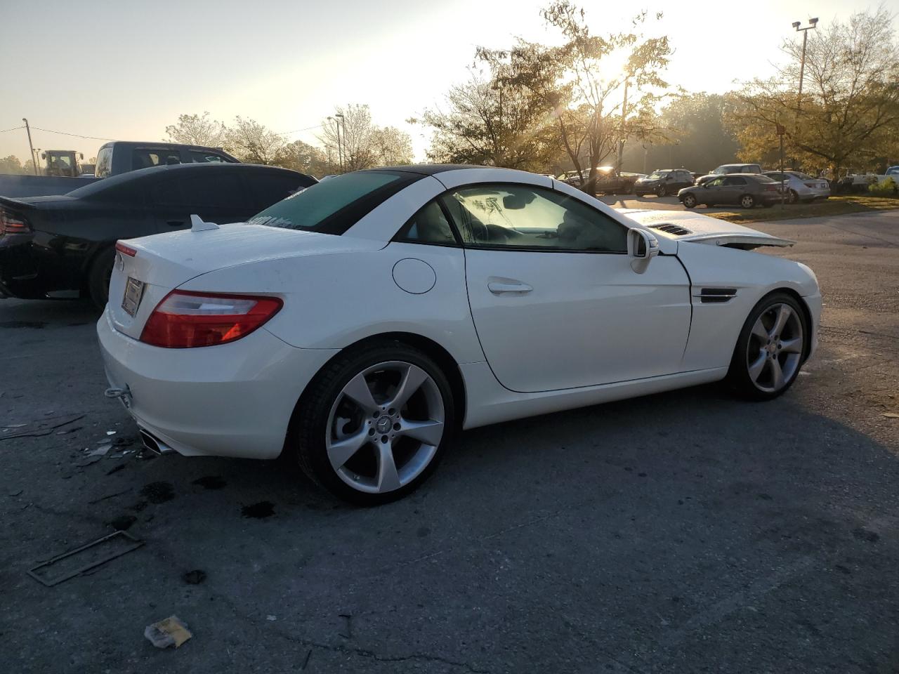 2012 Mercedes-benz Slk 350 White vin: WDDPK5HAXCF013624