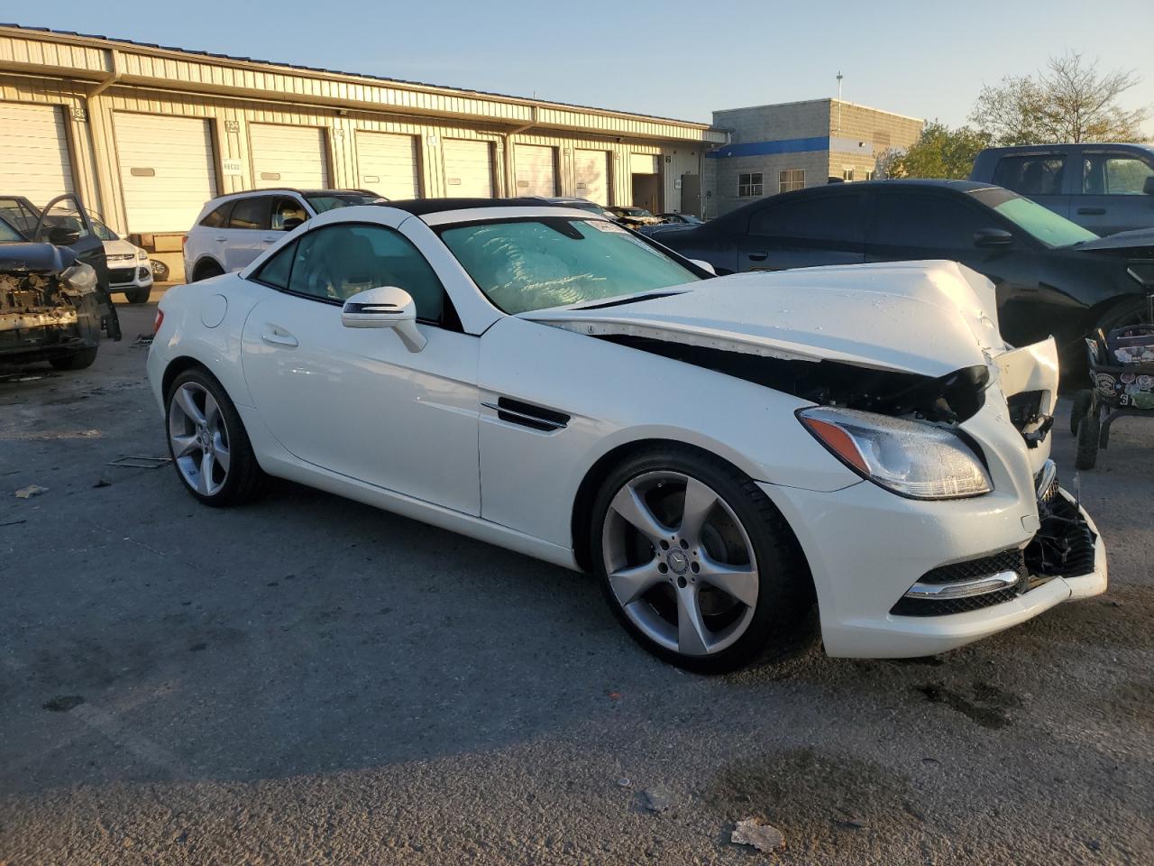 2012 Mercedes-benz Slk 350 White vin: WDDPK5HAXCF013624