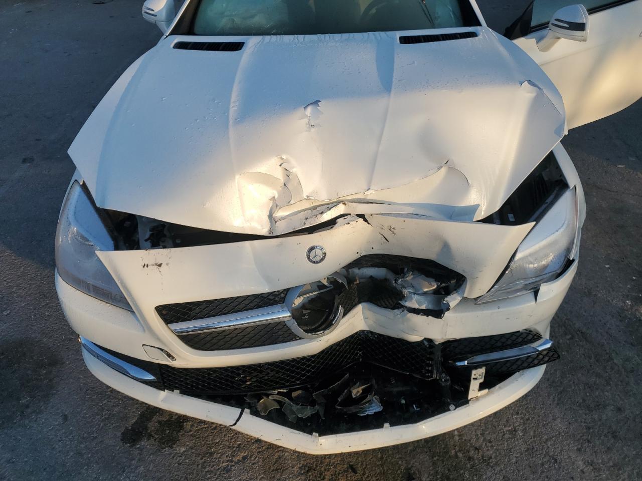 2012 Mercedes-benz Slk 350 White vin: WDDPK5HAXCF013624