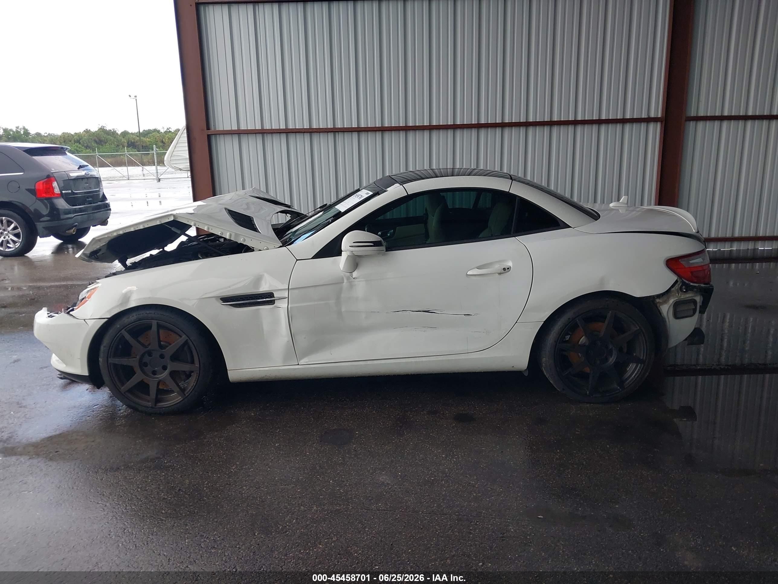 2014 Mercedes-benz Slk 350   White vin: WDDPK5HAXEF075950