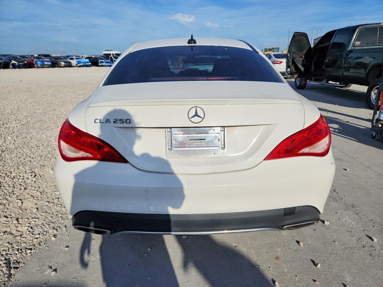 2018 Mercedes-benz Cla 250 White vin: WDDSJ4EB0JN683920
