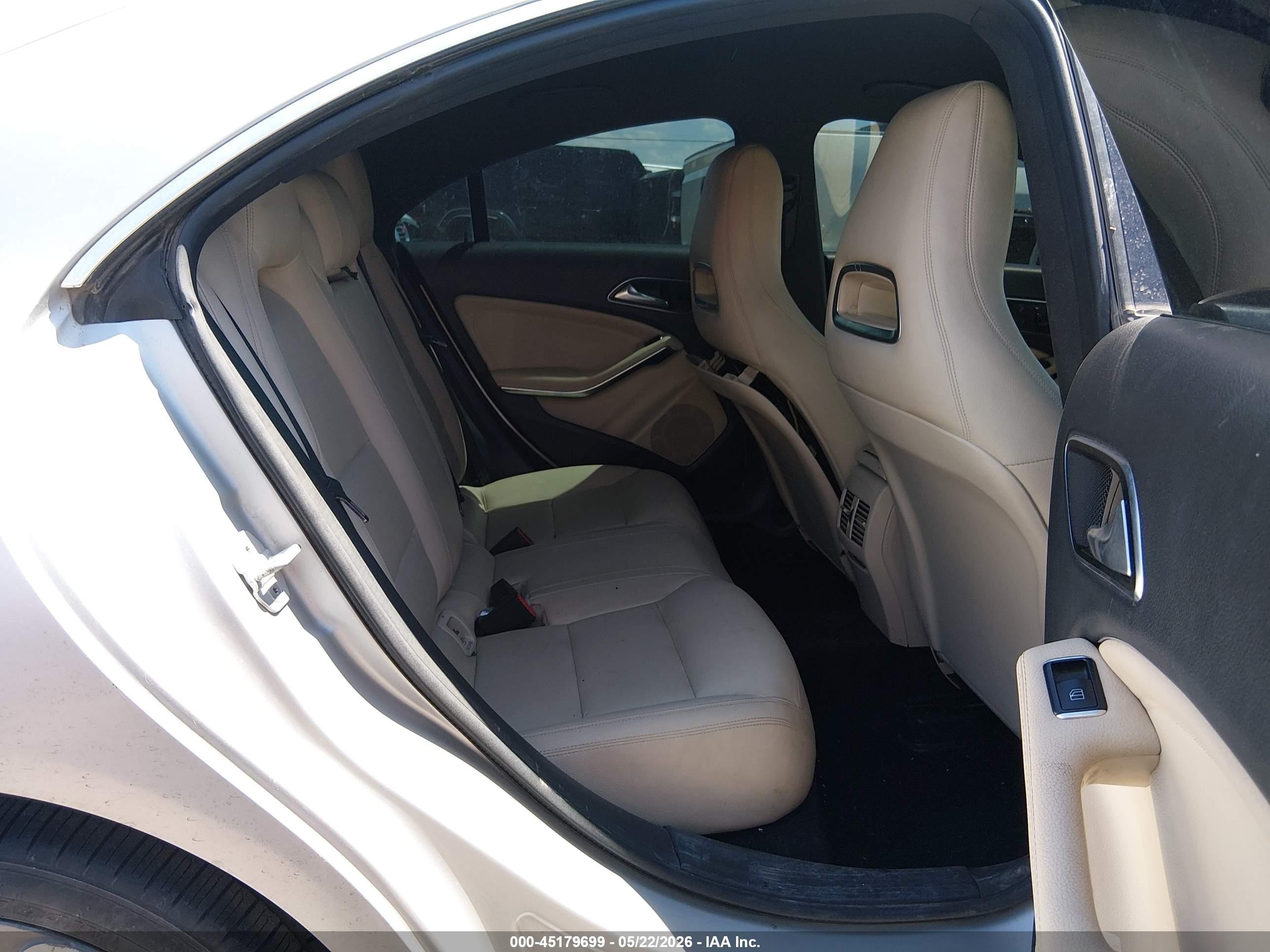 2014 Mercedes-benz Cla 250   Silver vin: WDDSJ4EB1EN113169