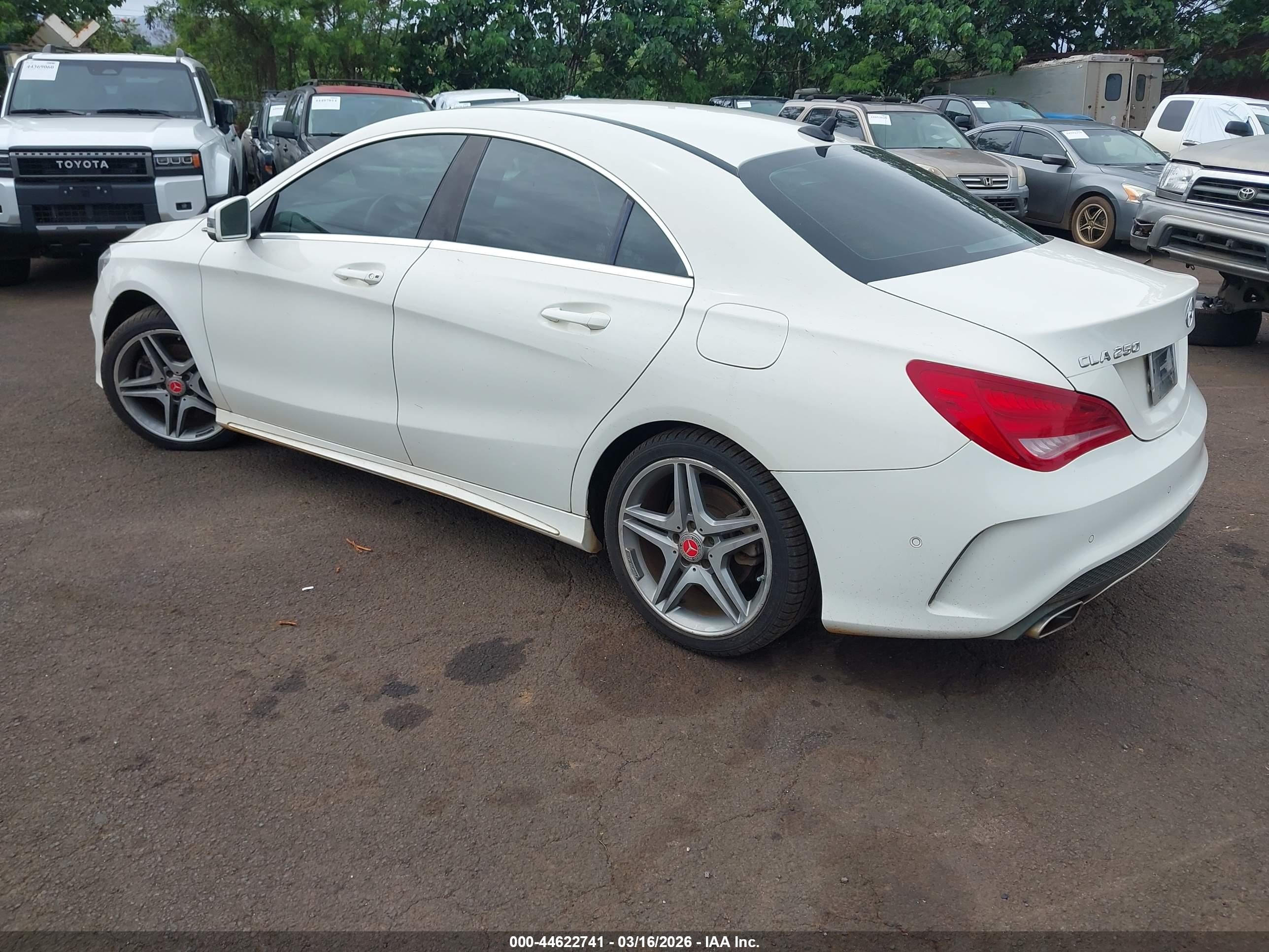 2014 Mercedes-benz Cla 250   White vin: WDDSJ4EB2EN050518