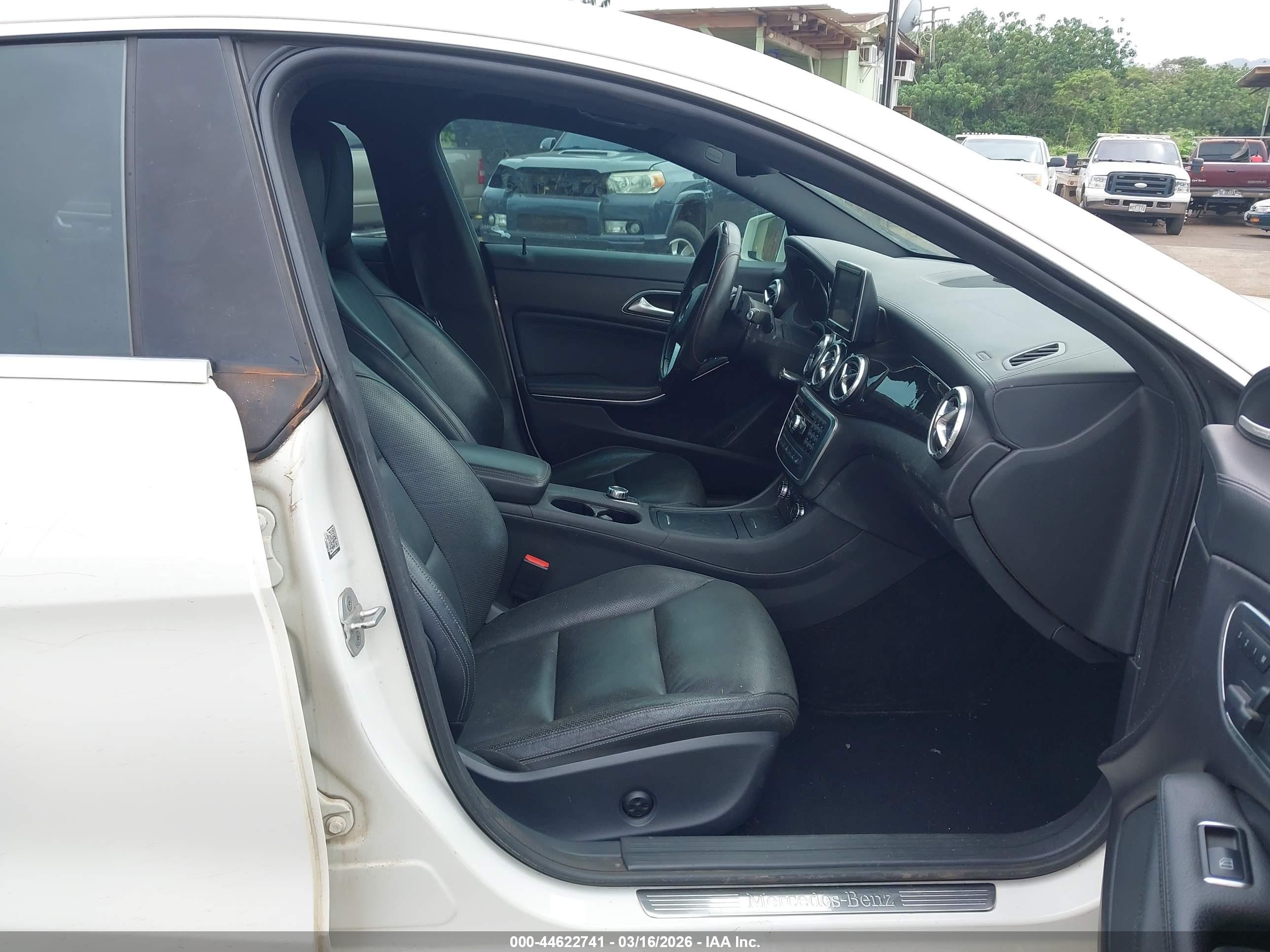 2014 Mercedes-benz Cla 250   White vin: WDDSJ4EB2EN050518