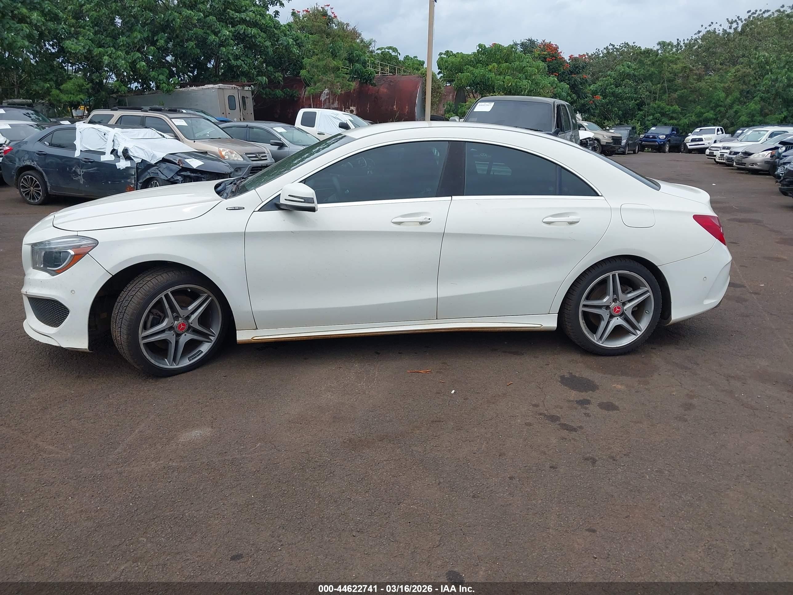 2014 Mercedes-benz Cla 250   White vin: WDDSJ4EB2EN050518
