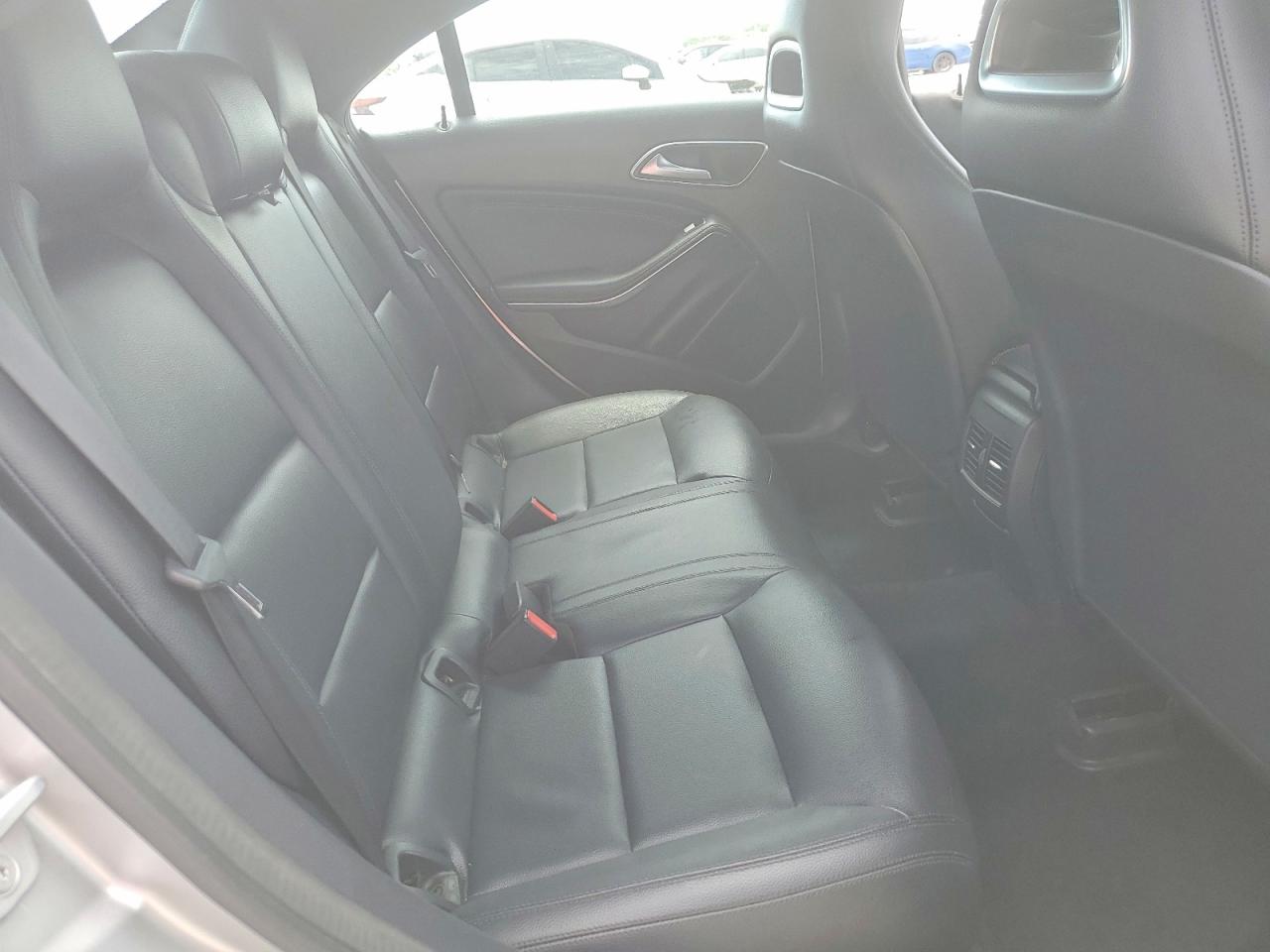 2014 Mercedes-benz Cla 250 Silver vin: WDDSJ4EB2EN156970