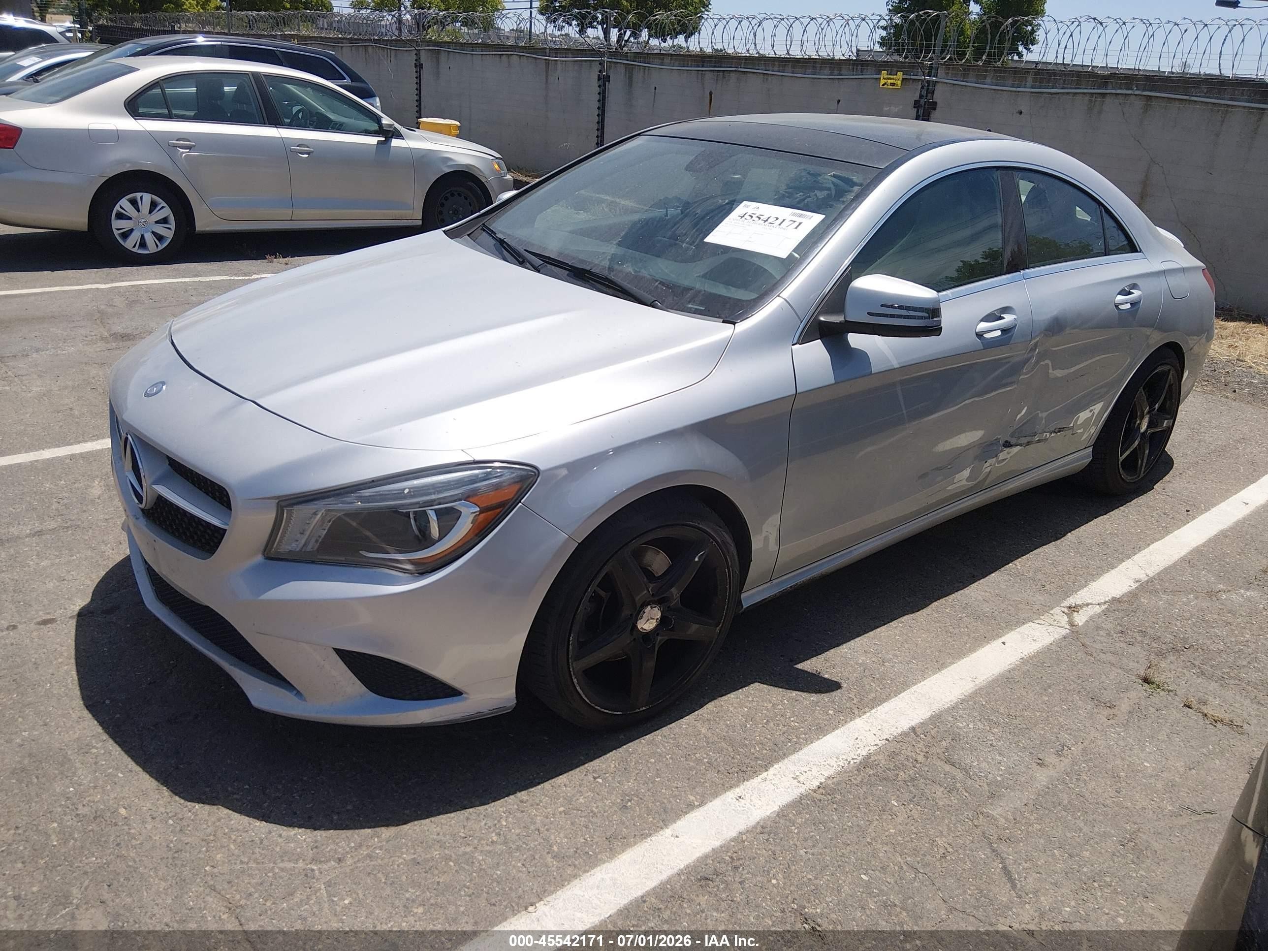 2014 Mercedes-benz Cla 250   Silver vin: WDDSJ4EB3EN038443