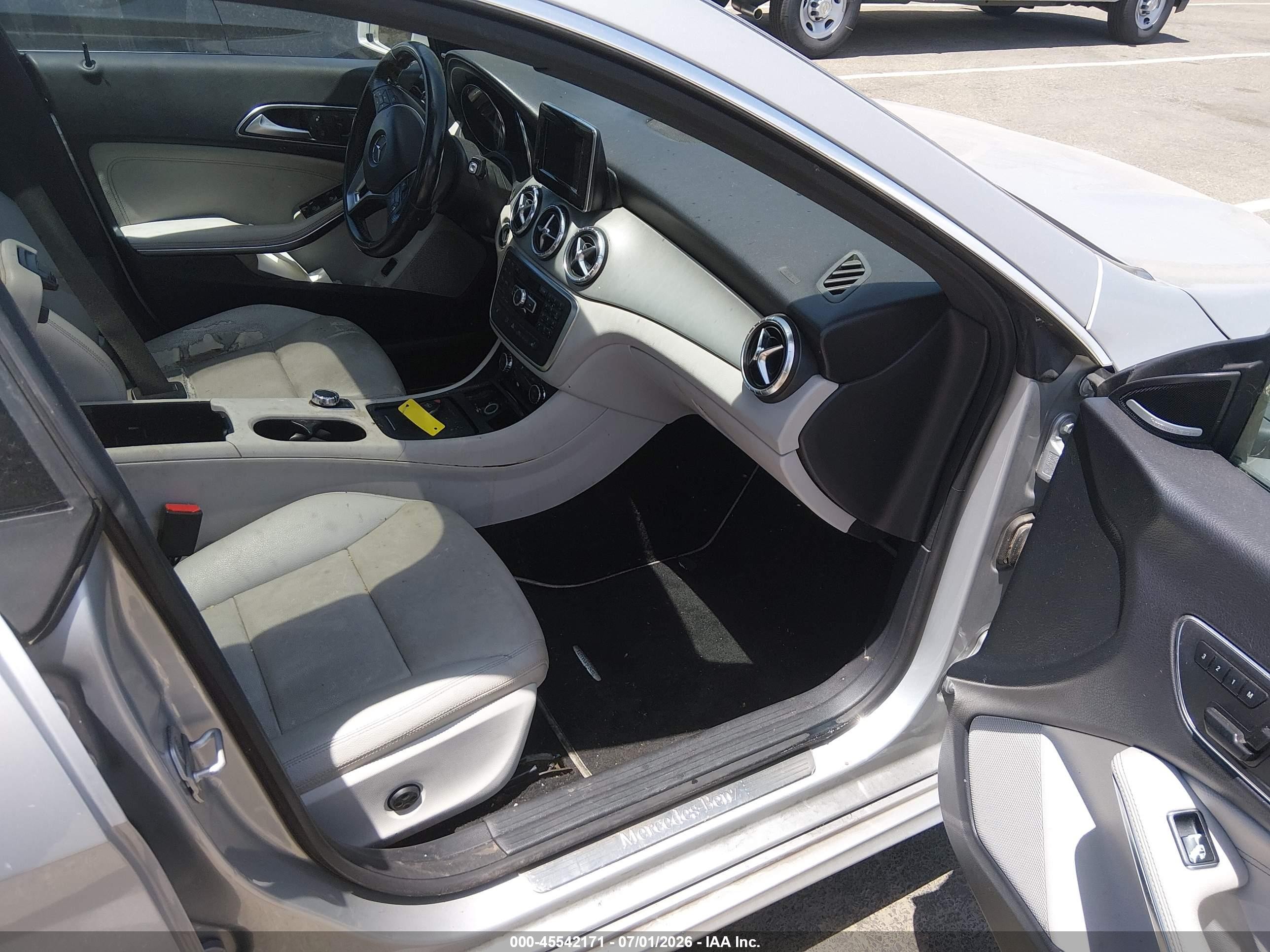 2014 Mercedes-benz Cla 250   Silver vin: WDDSJ4EB3EN038443