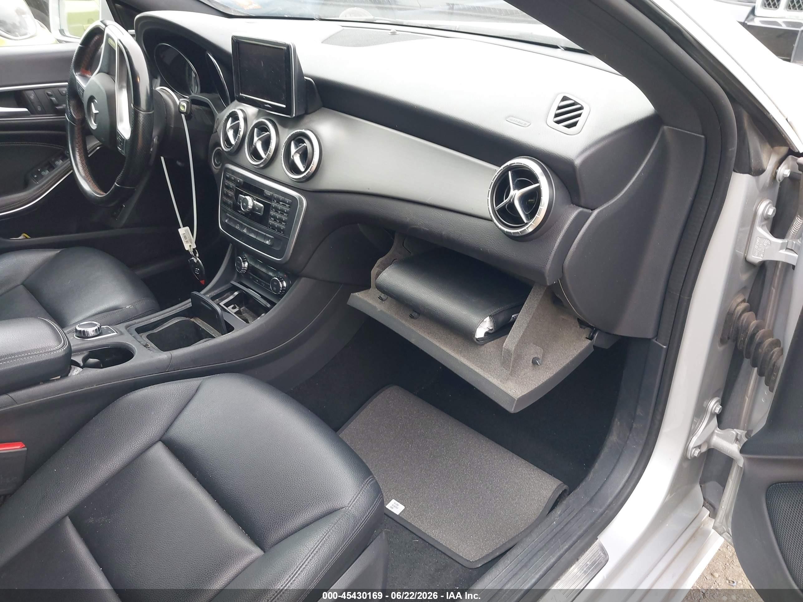 2014 Mercedes-benz Cla 250   Silver vin: WDDSJ4EB3EN040824