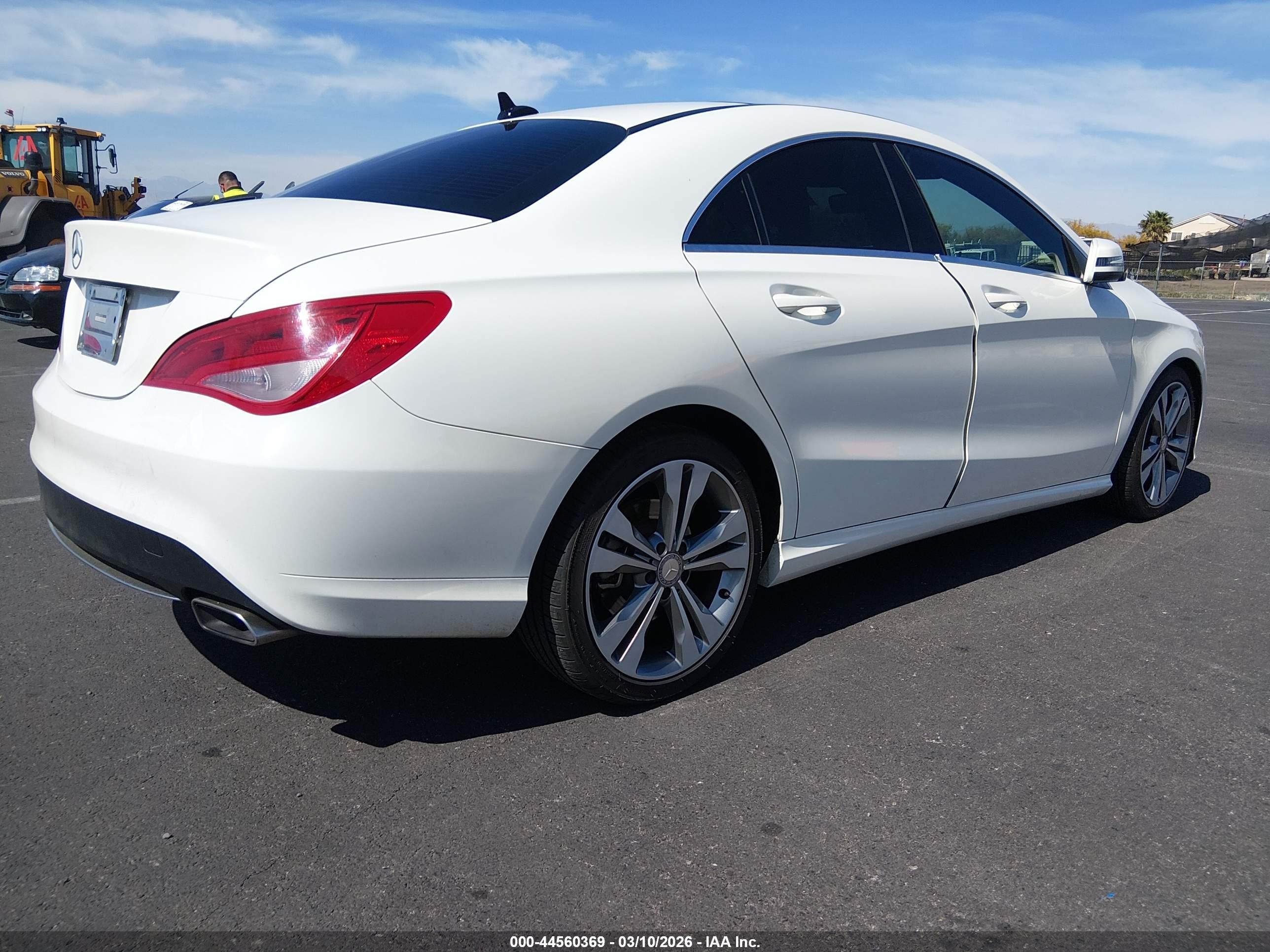2014 Mercedes-benz Cla 250 Белый vin: WDDSJ4EB3EN103596