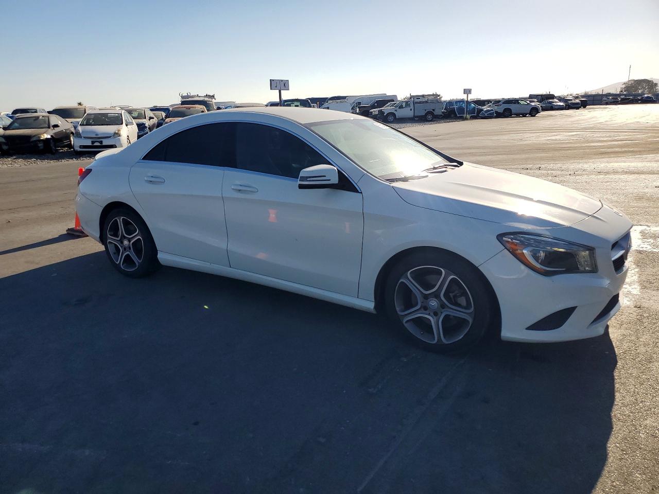 2014 Mercedes-benz Cla 250 White vin: WDDSJ4EB7EN148945