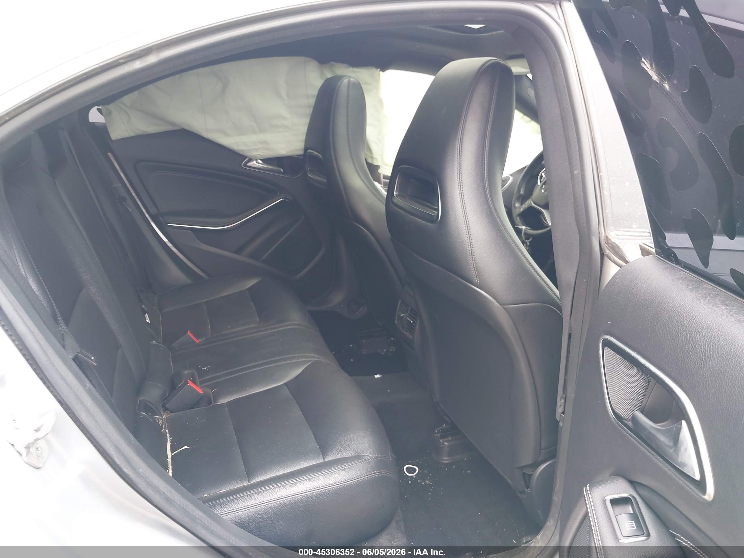 2014 Mercedes-benz Cla 250   Silver vin: WDDSJ4EB8EN038292