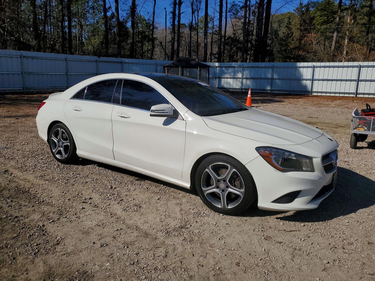 2014 Mercedes-benz Cla 250 White vin: WDDSJ4EB8EN104839