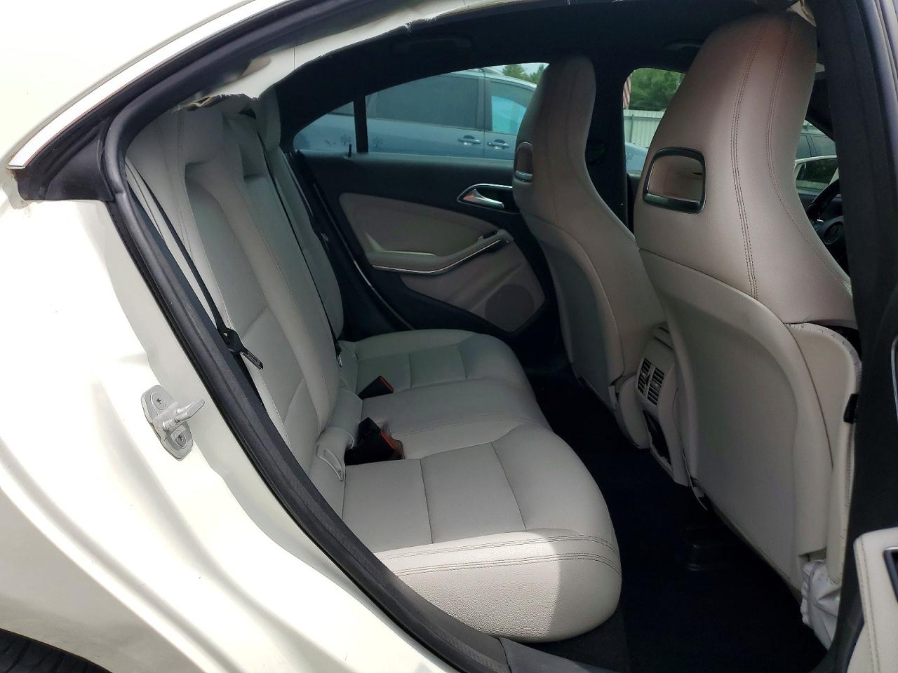 2014 Mercedes-benz Cla 250 4matic White vin: WDDSJ4GB2EN110570