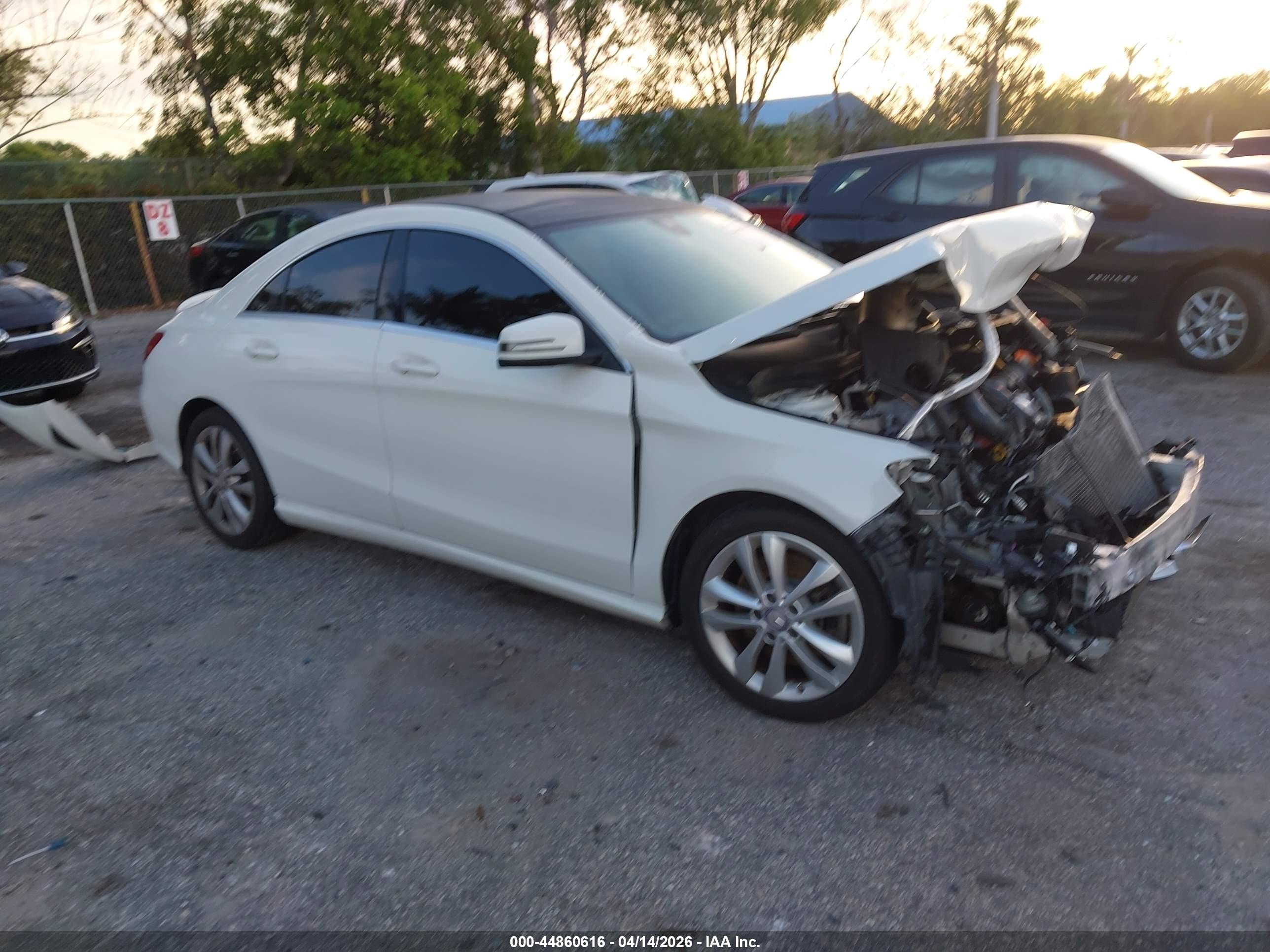 2014 Mercedes-benz Cla 250 4matic White vin: WDDSJ4GB4EN147278