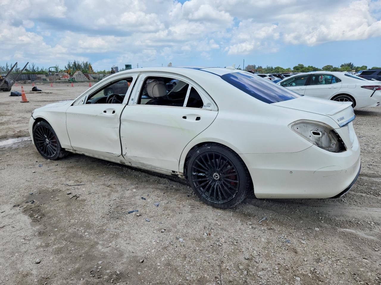2015 Mercedes-benz S 550 White vin: WDDUG8CB1FA140947