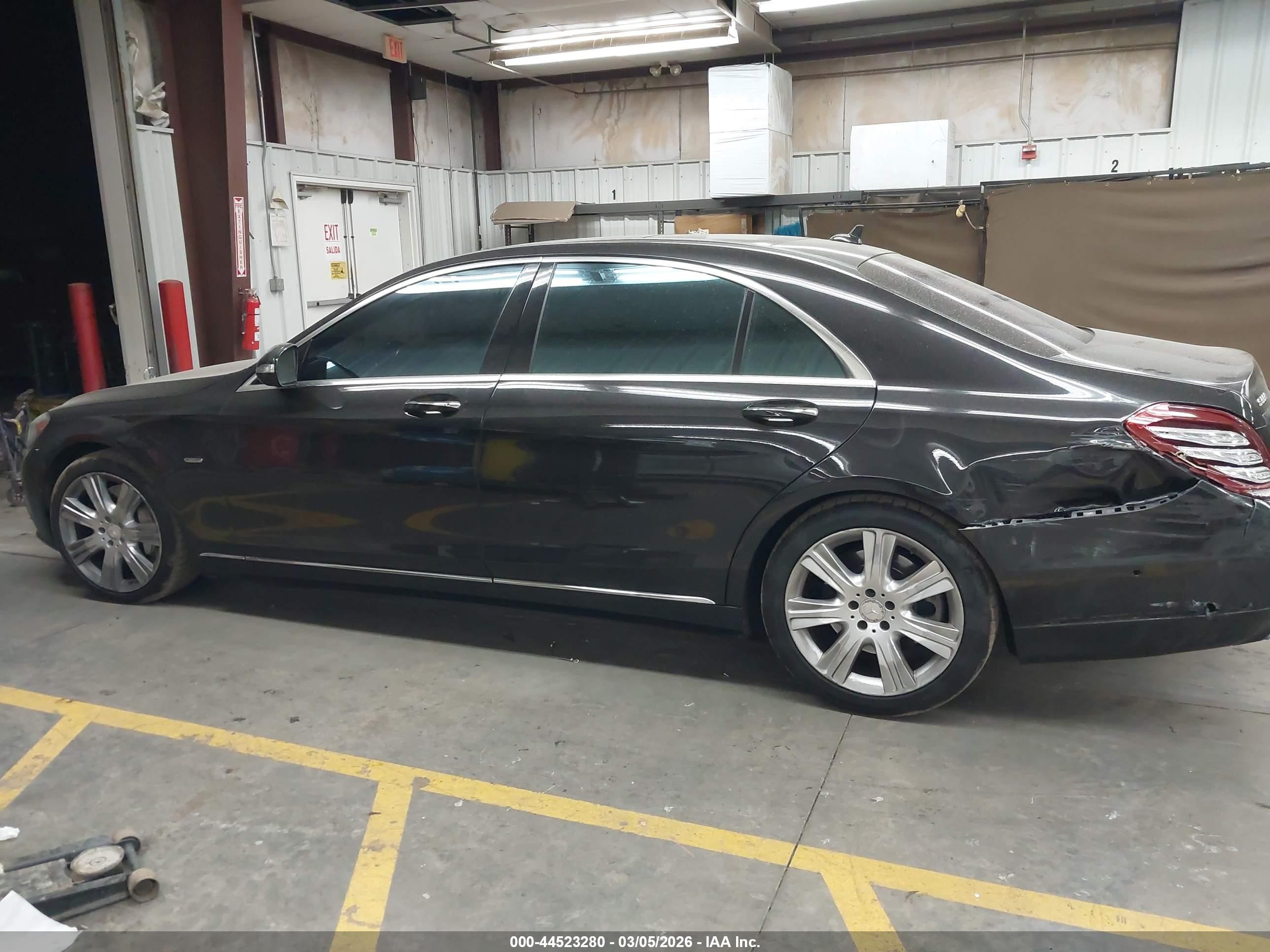 2014 Mercedes-benz S 550   Черный vin: WDDUG8CB2EA006981