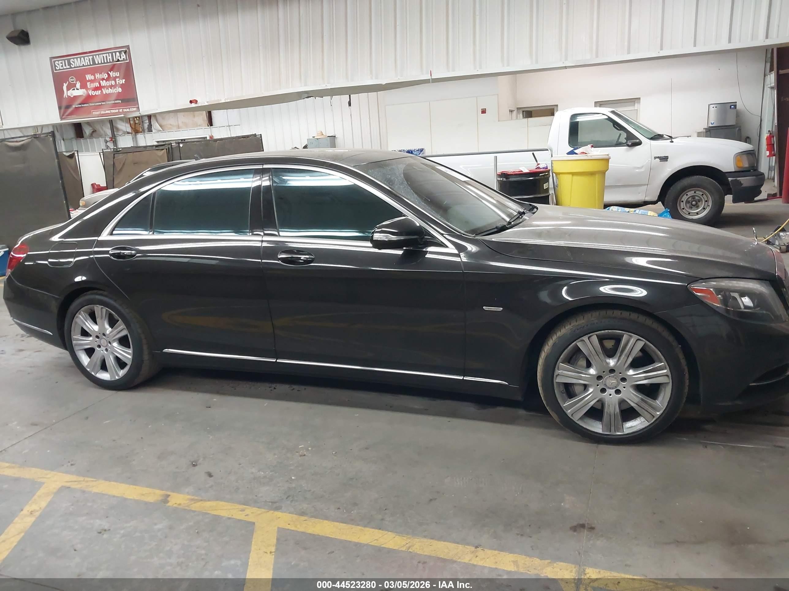 2014 Mercedes-benz S 550   Черный vin: WDDUG8CB2EA006981
