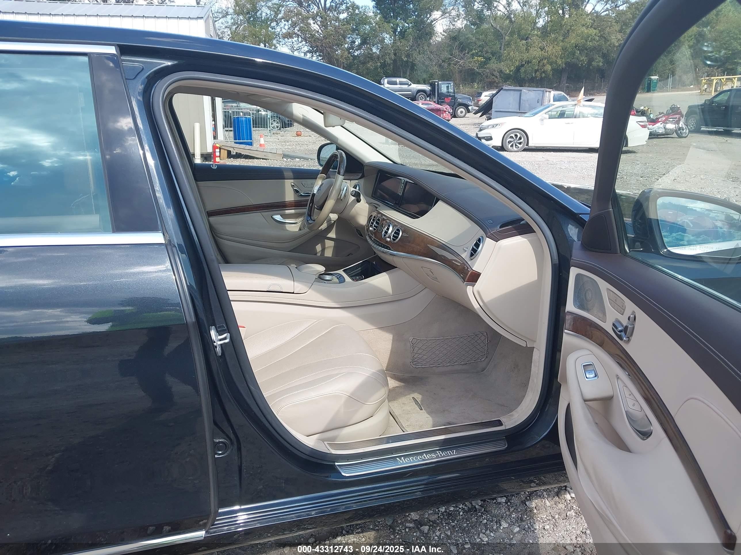 2014 Mercedes-benz S 550   Black vin: WDDUG8CB2EA053833
