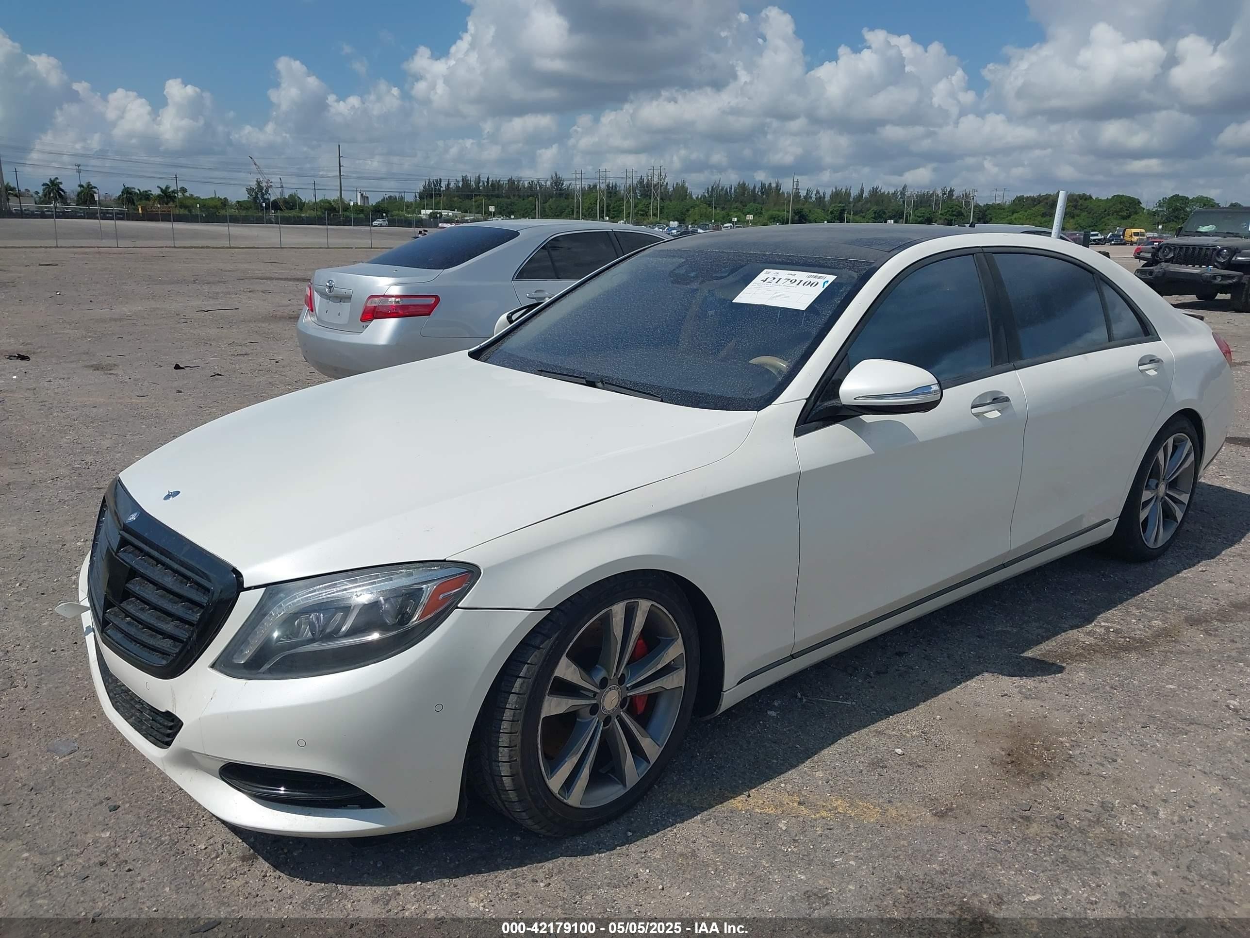 2014 Mercedes-benz S 550   White vin: WDDUG8CB7EA012517