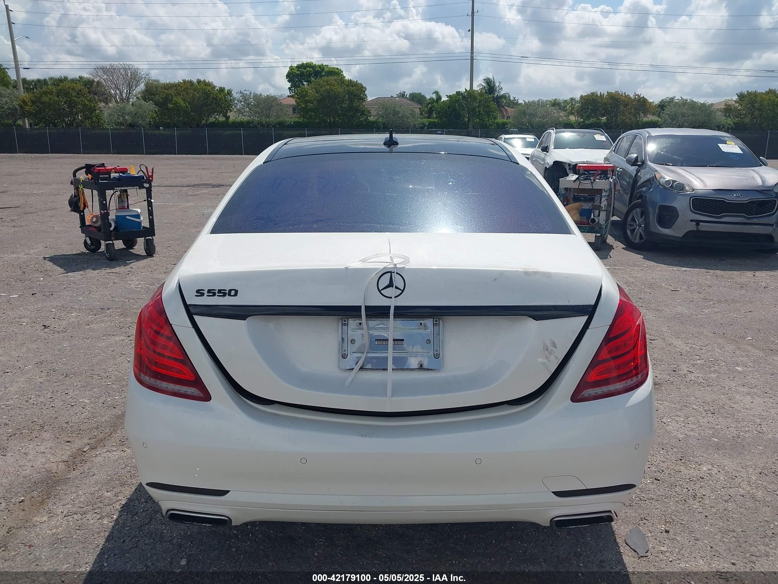 2014 Mercedes-benz S 550   White vin: WDDUG8CB7EA012517