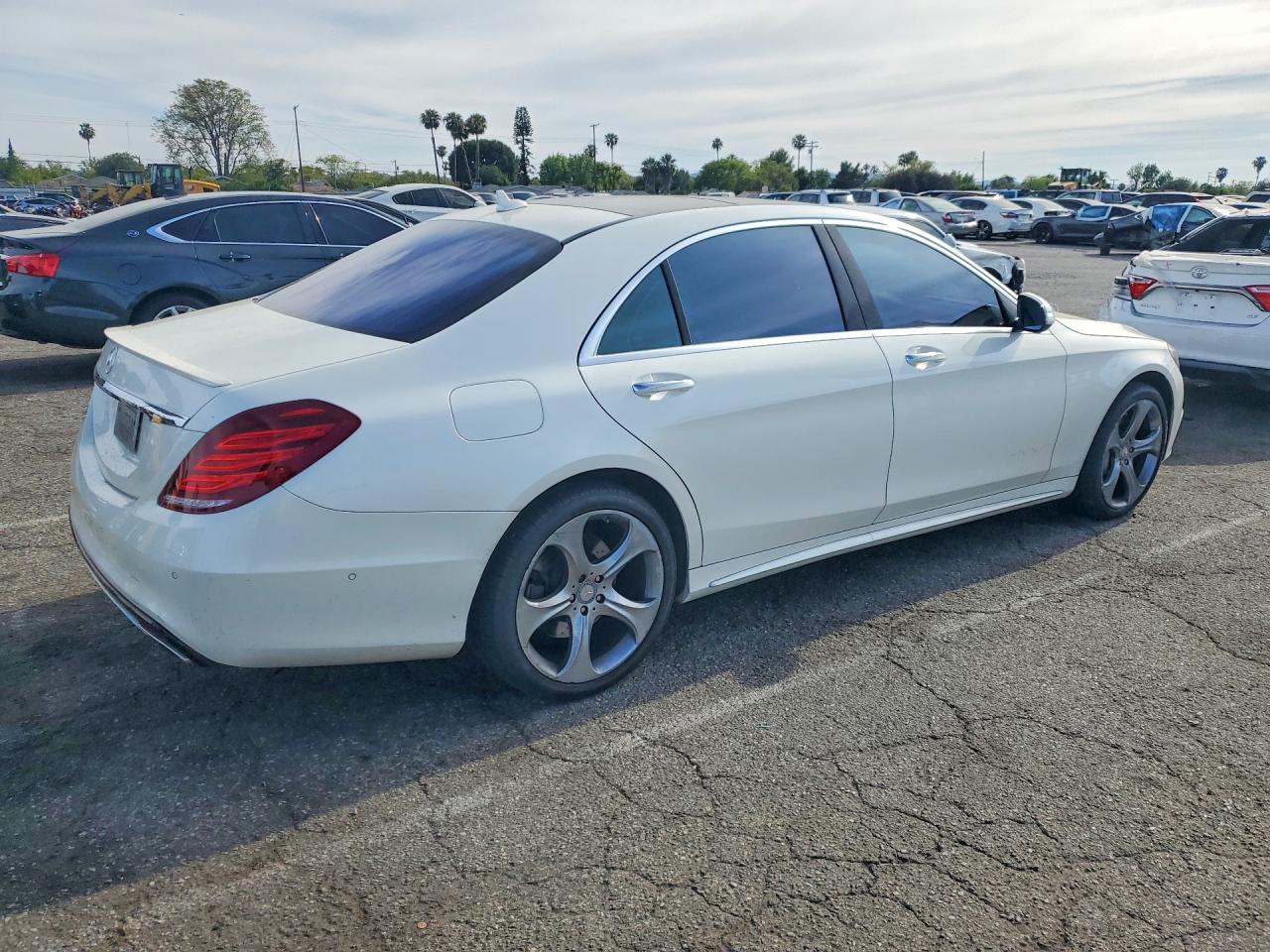 2015 Mercedes-benz S 550 Белый vin: WDDUG8CBXFA134998