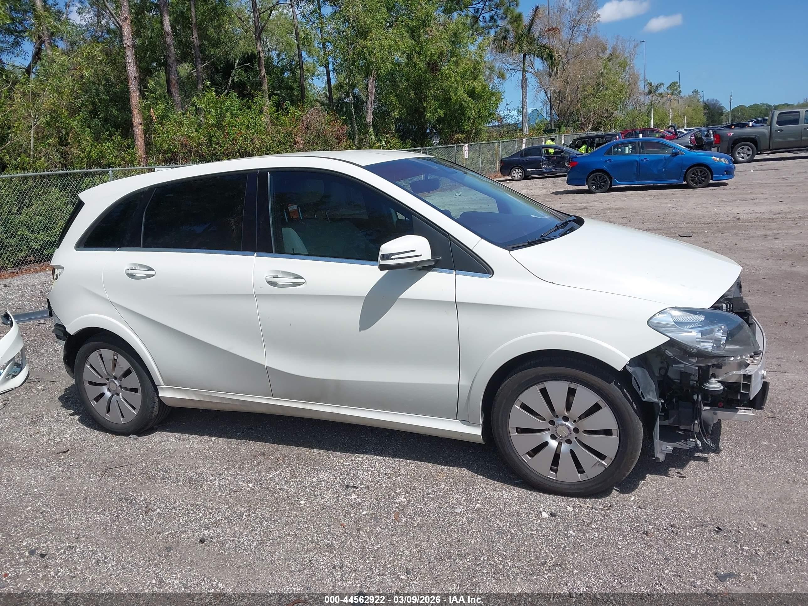 2015 Mercedes-benz B-class Electric Drive   White vin: WDDVP9AB5FJ004284