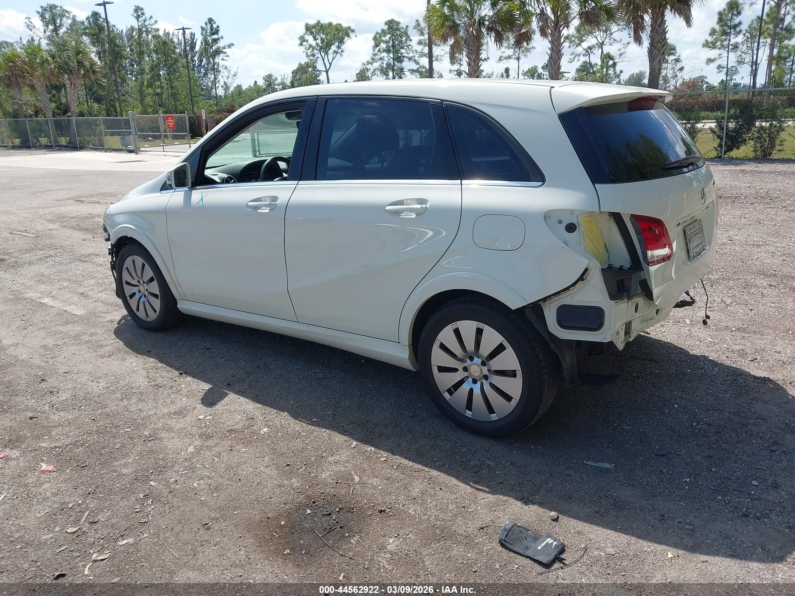 2015 Mercedes-benz B-class Electric Drive   White vin: WDDVP9AB5FJ004284