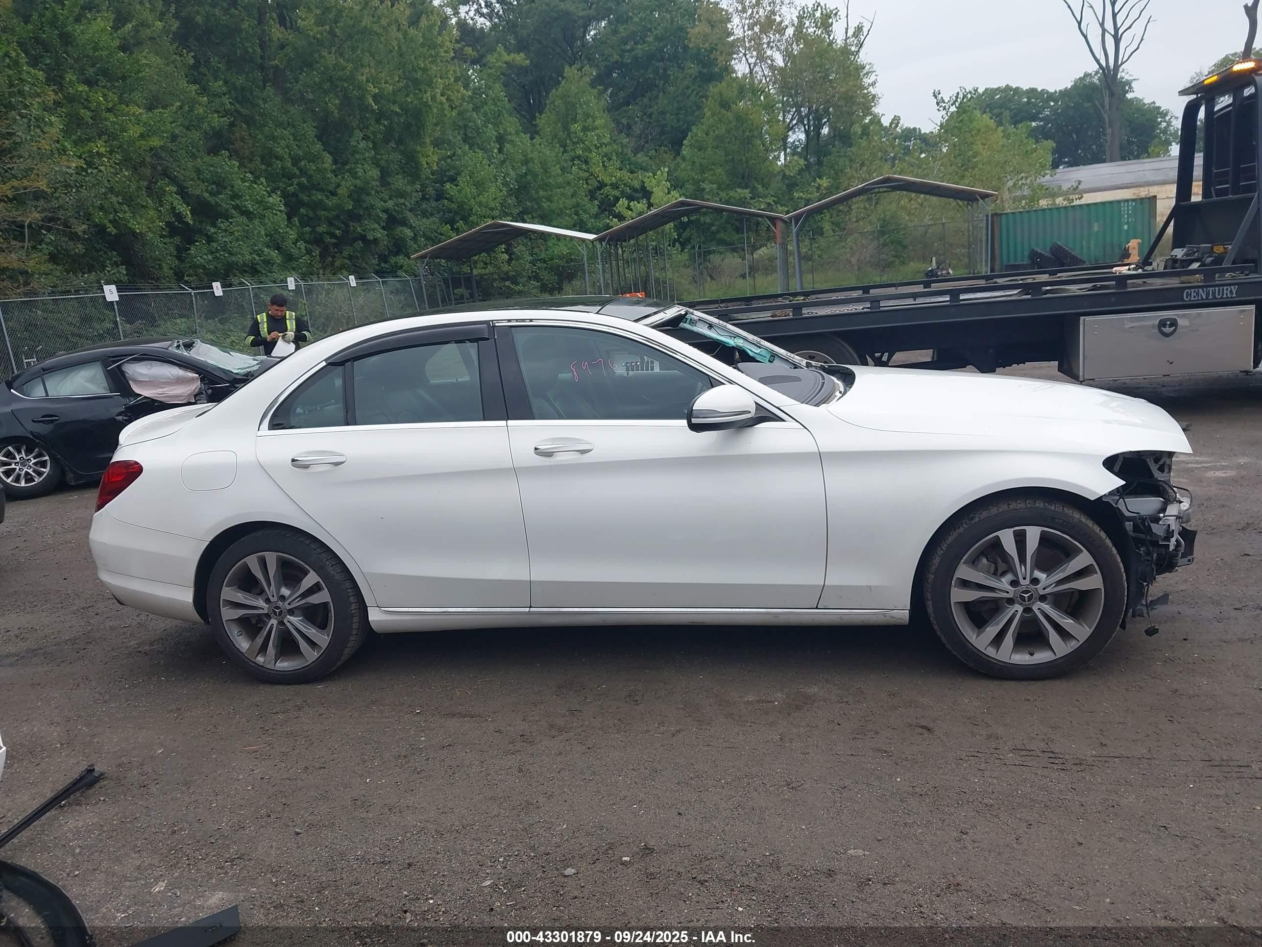 2018 Mercedes-benz C 300 4matic White vin: WDDWF4KB9JR405016