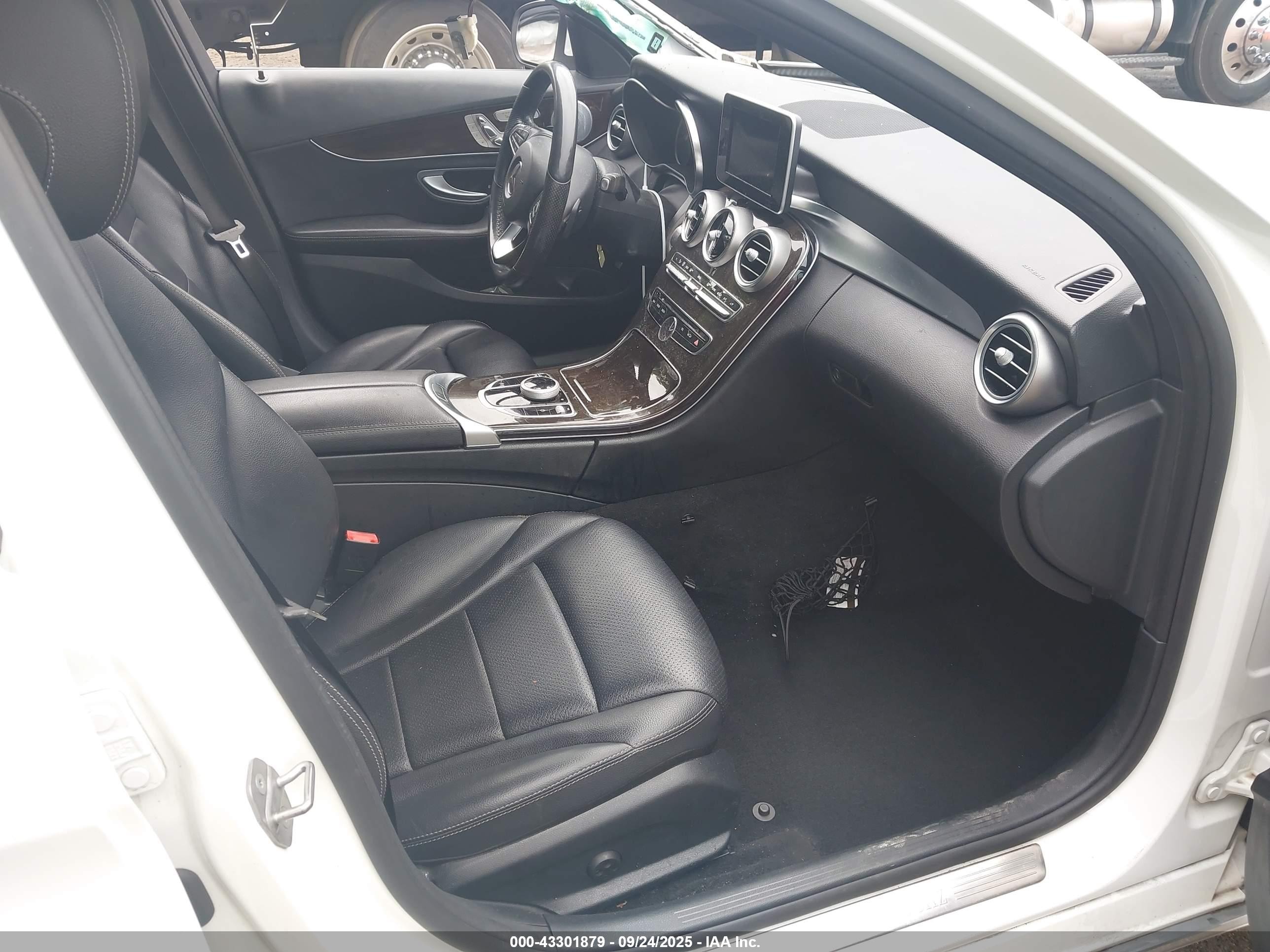 2018 Mercedes-benz C 300 4matic White vin: WDDWF4KB9JR405016