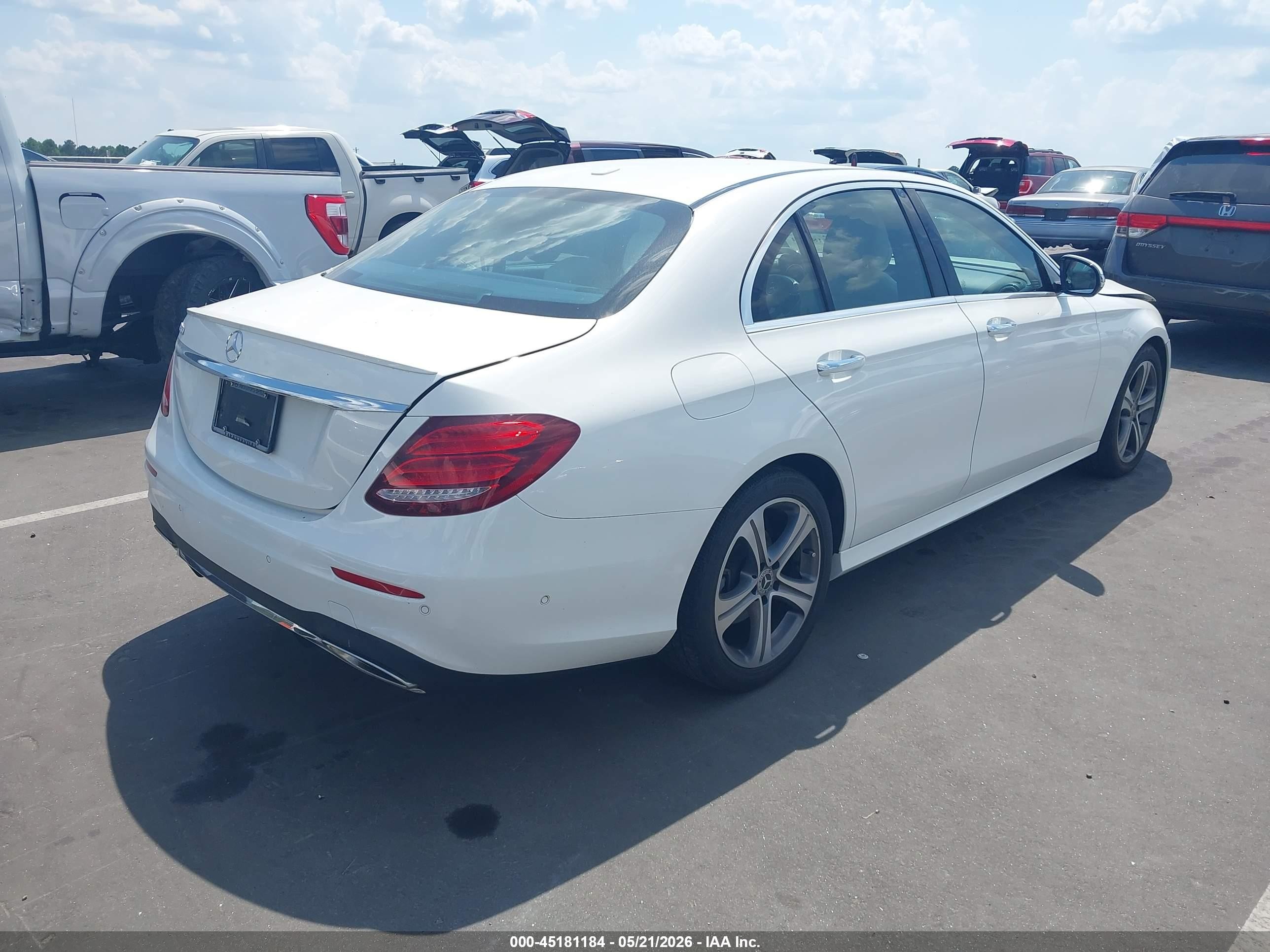 2018 Mercedes-benz E 300   Белый vin: WDDZF4JB7JA331785