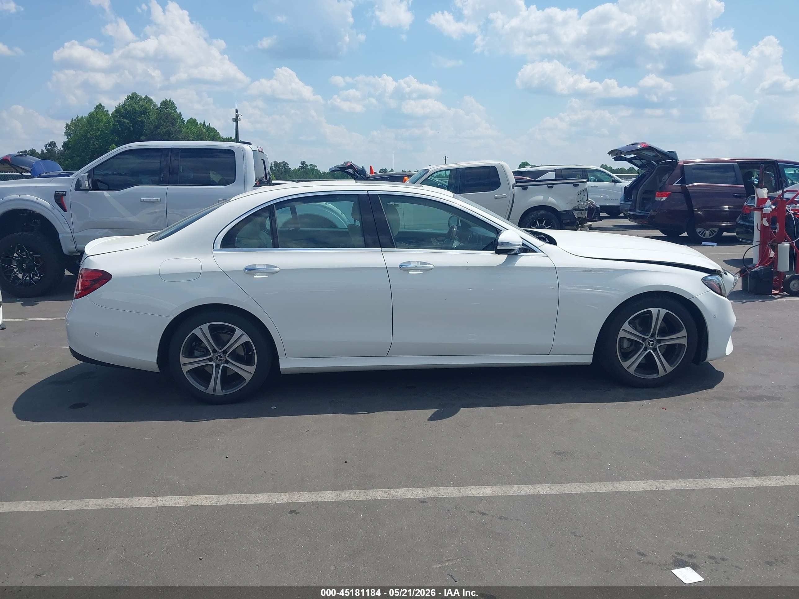 2018 Mercedes-benz E 300   Белый vin: WDDZF4JB7JA331785