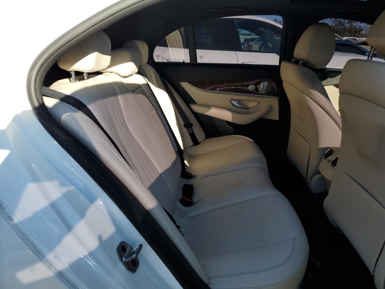 2018 Mercedes-benz E 300 4matic Белый vin: WDDZF4KB3JA467832