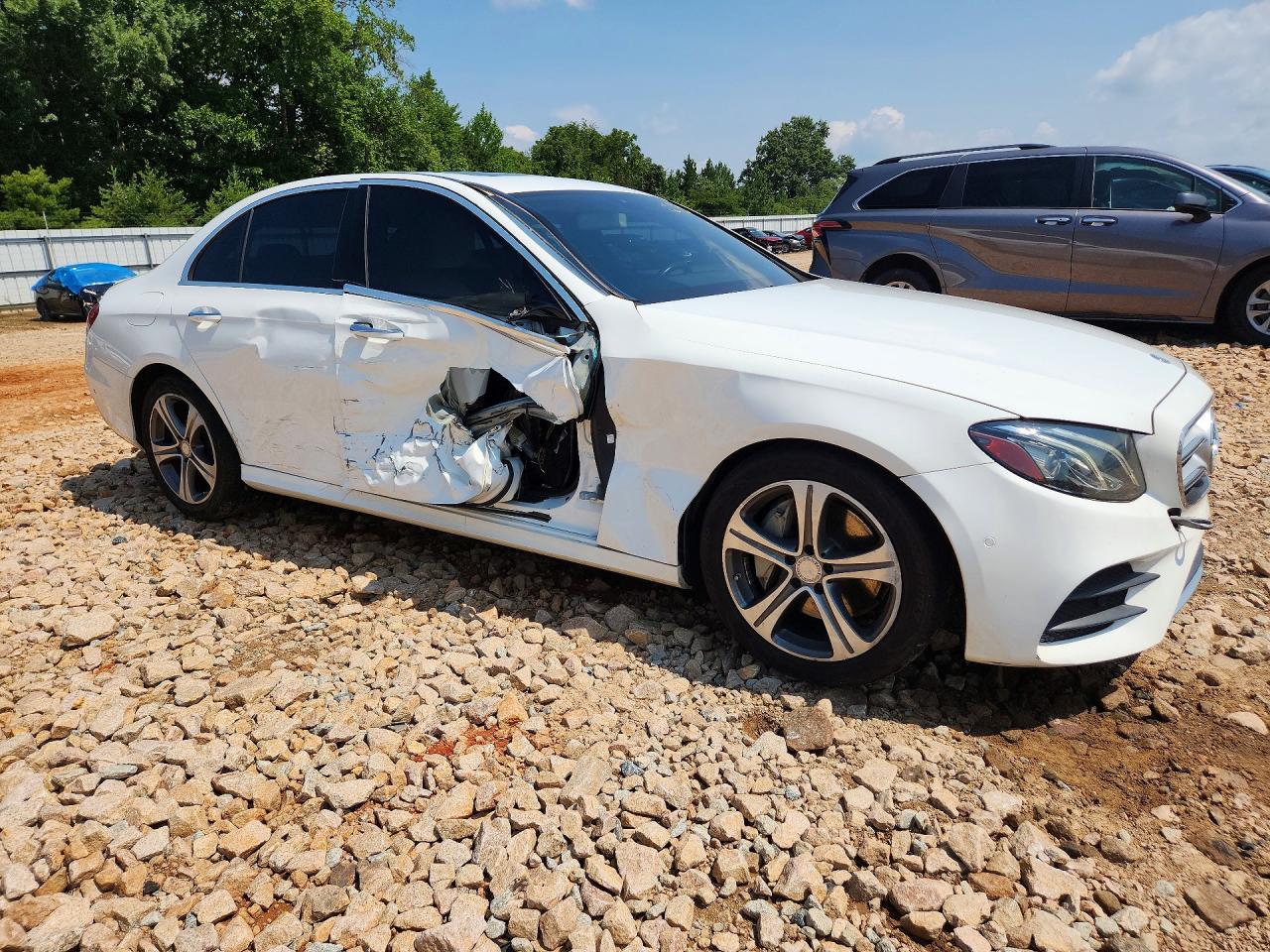 2017 Mercedes-benz 300 White vin: WDDZF4KB4HA065702