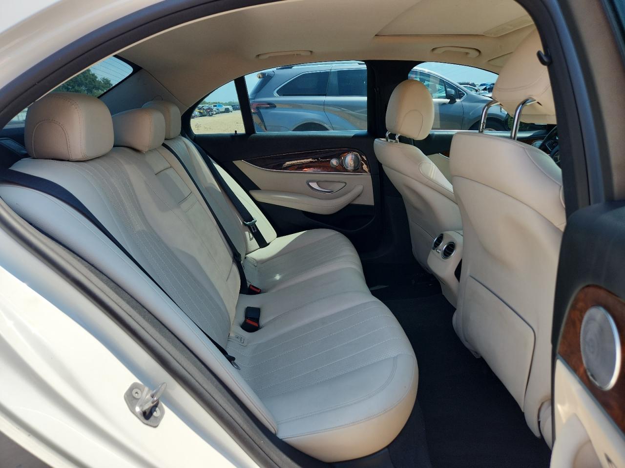 2017 Mercedes-benz 300 White vin: WDDZF4KB4HA065702
