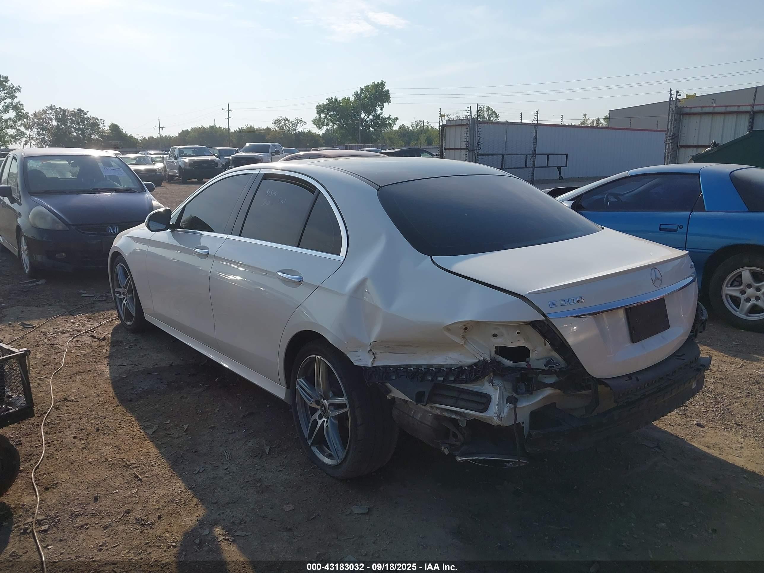 2018 Mercedes-benz E 300 4matic Белый vin: WDDZF4KB5JA338300