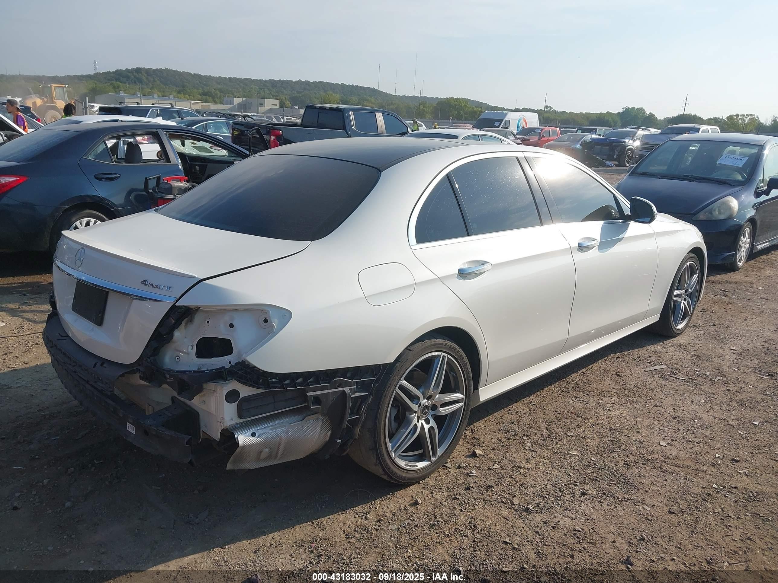 2018 Mercedes-benz E 300 4matic Белый vin: WDDZF4KB5JA338300