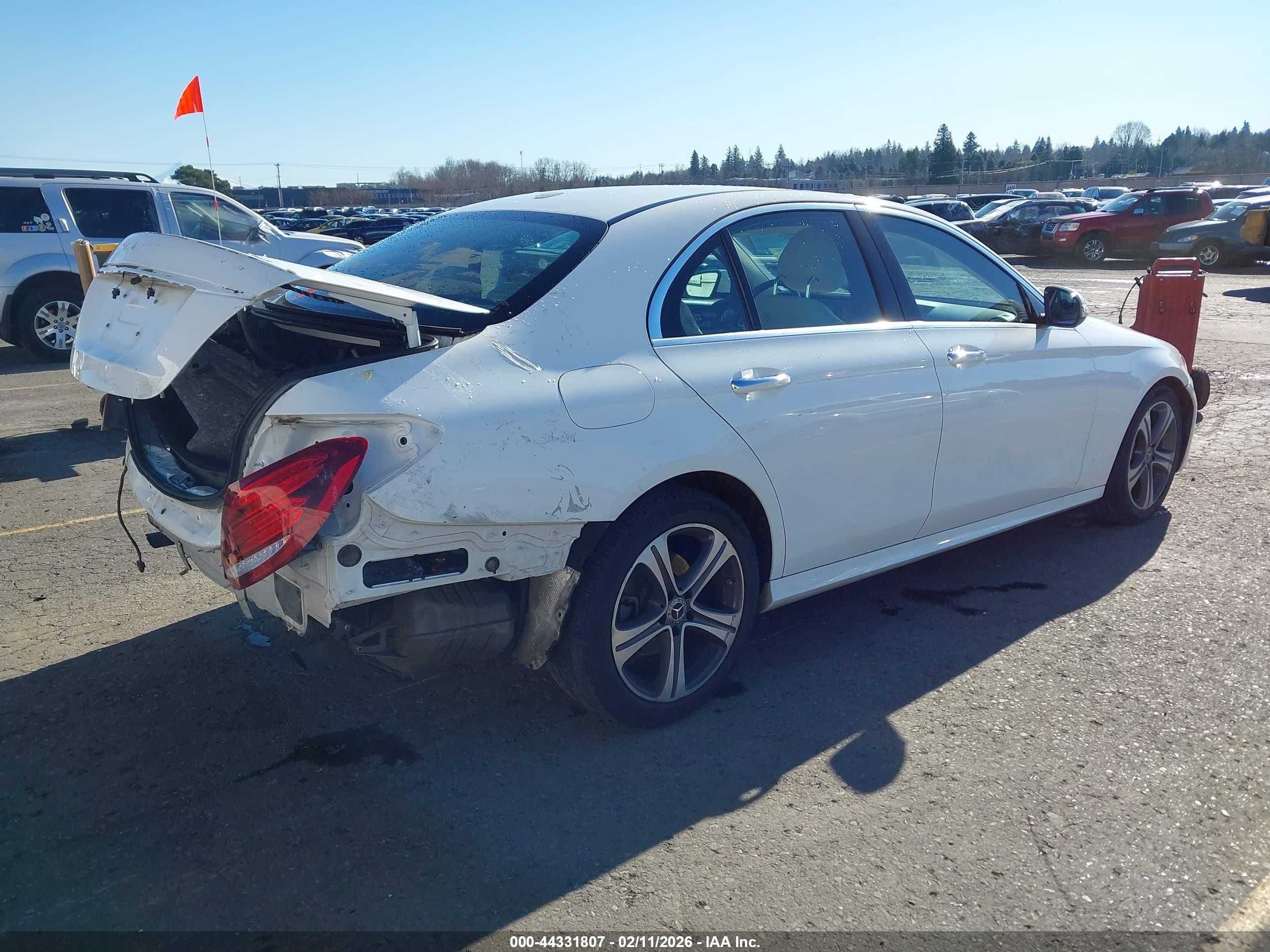 2020 Mercedes-benz E 350   Белый vin: WDDZF8DB8LA702197