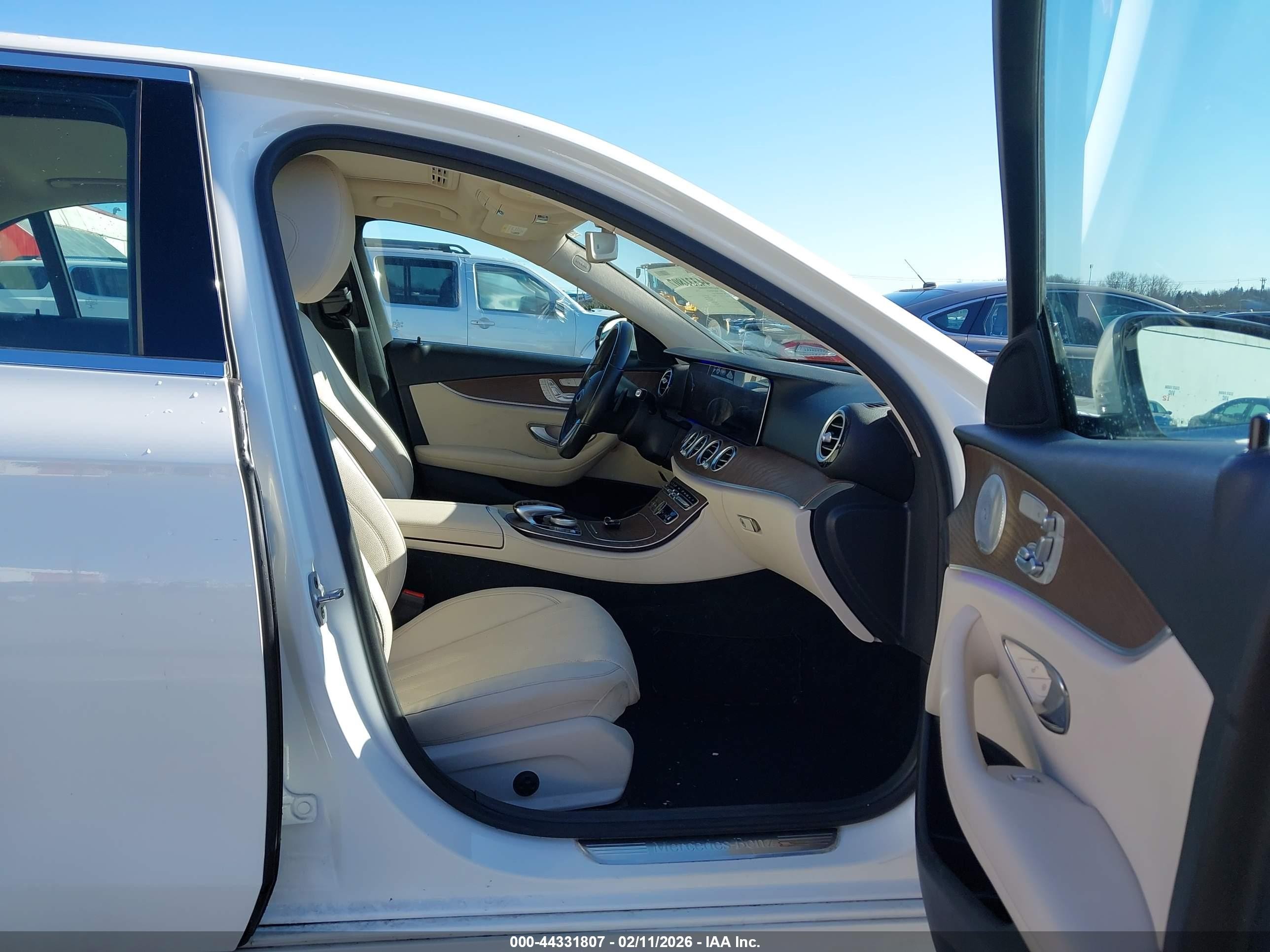 2020 Mercedes-benz E 350   Белый vin: WDDZF8DB8LA702197