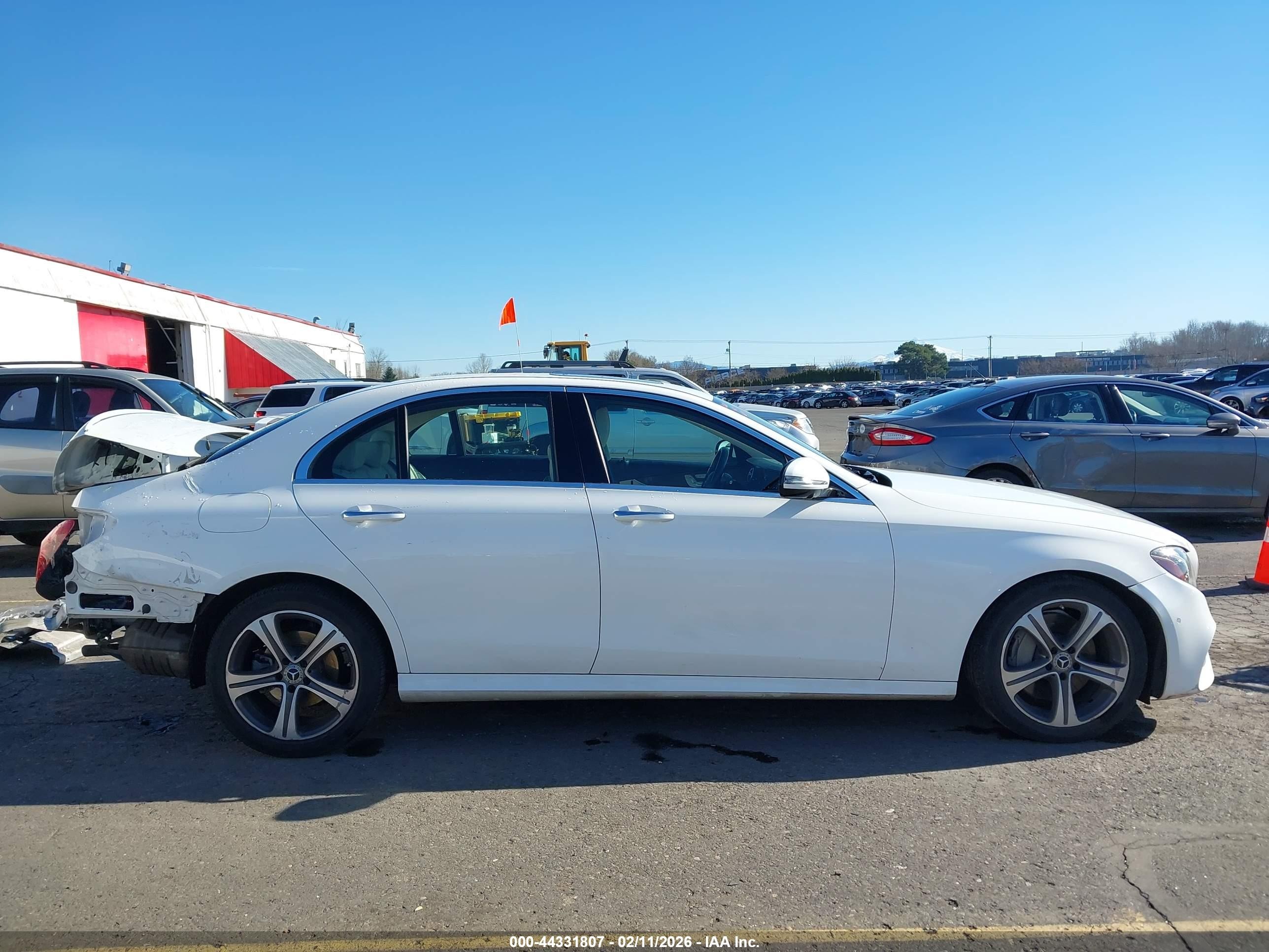 2020 Mercedes-benz E 350   Белый vin: WDDZF8DB8LA702197