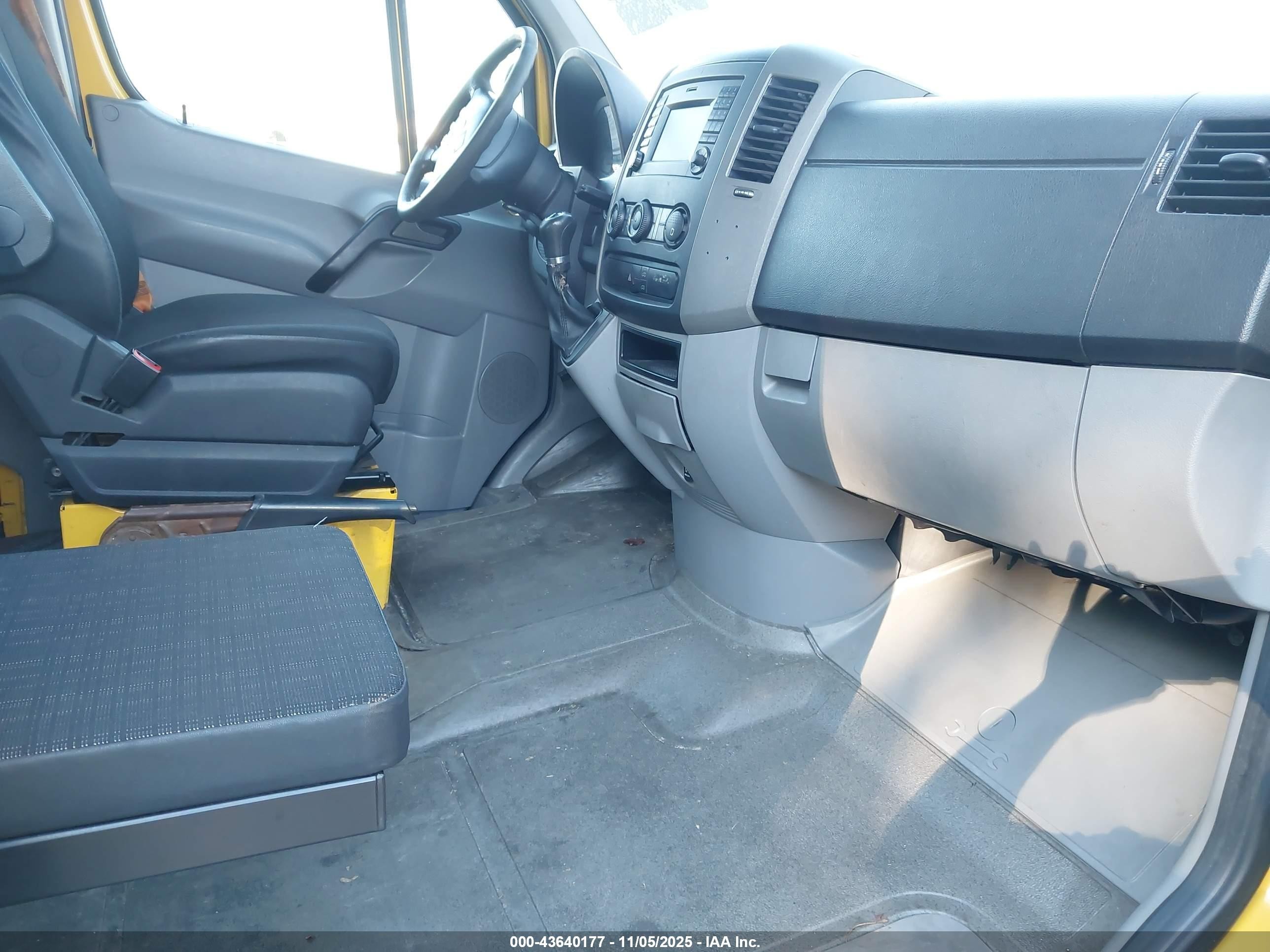 2014 Freightliner Sprinter 2500 High  Roof Желтый vin: WDYPE8DB7E5851964