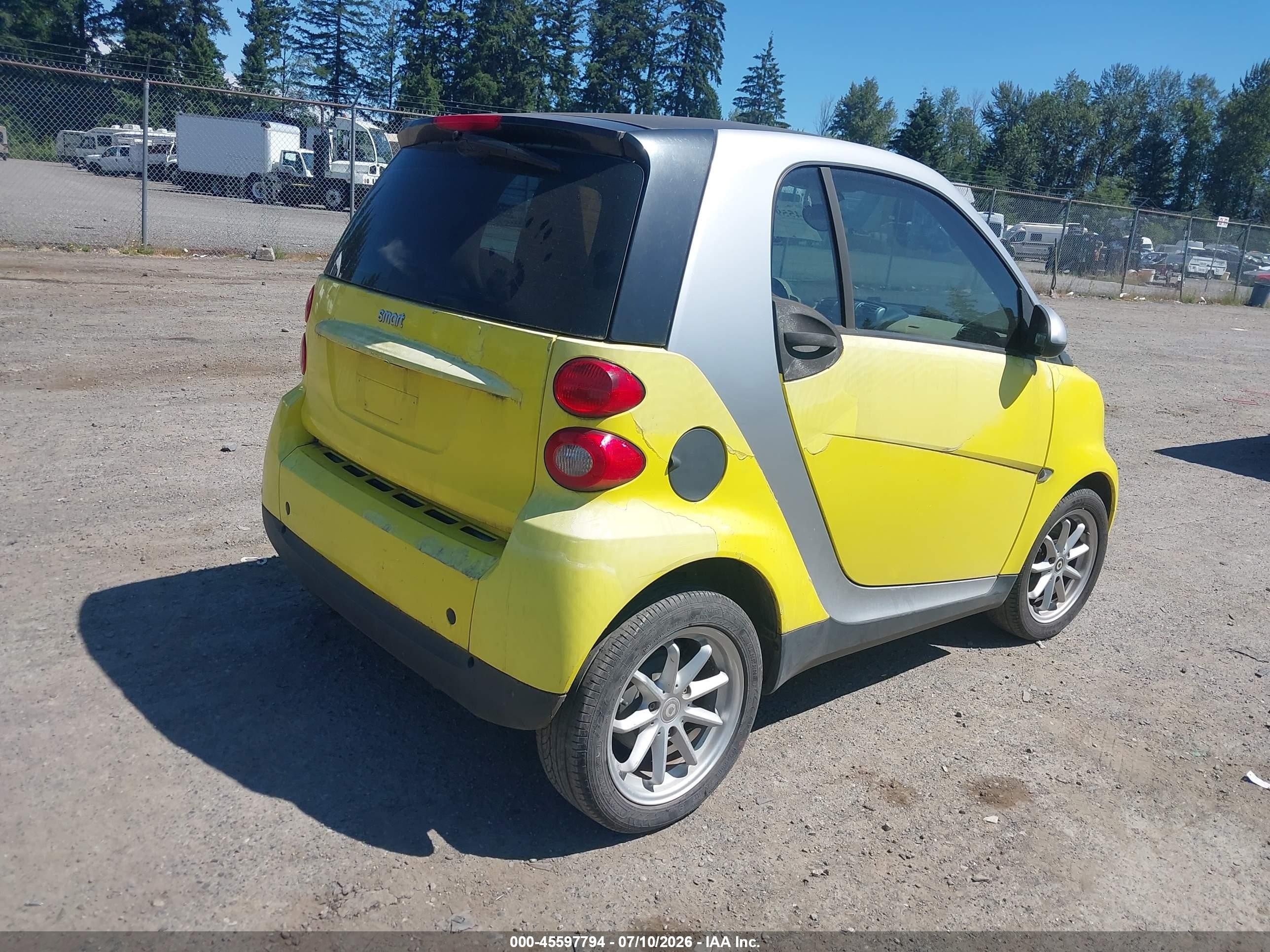 2008 Smart Fortwo Passion/pure Yellow vin: WMEEJ31X38K121896