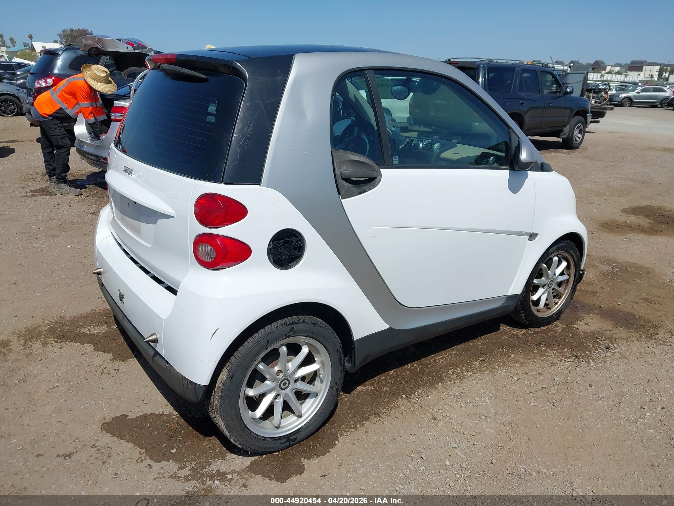 2008 Smart Fortwo Passion/pure White vin: WMEEJ31X68K181848