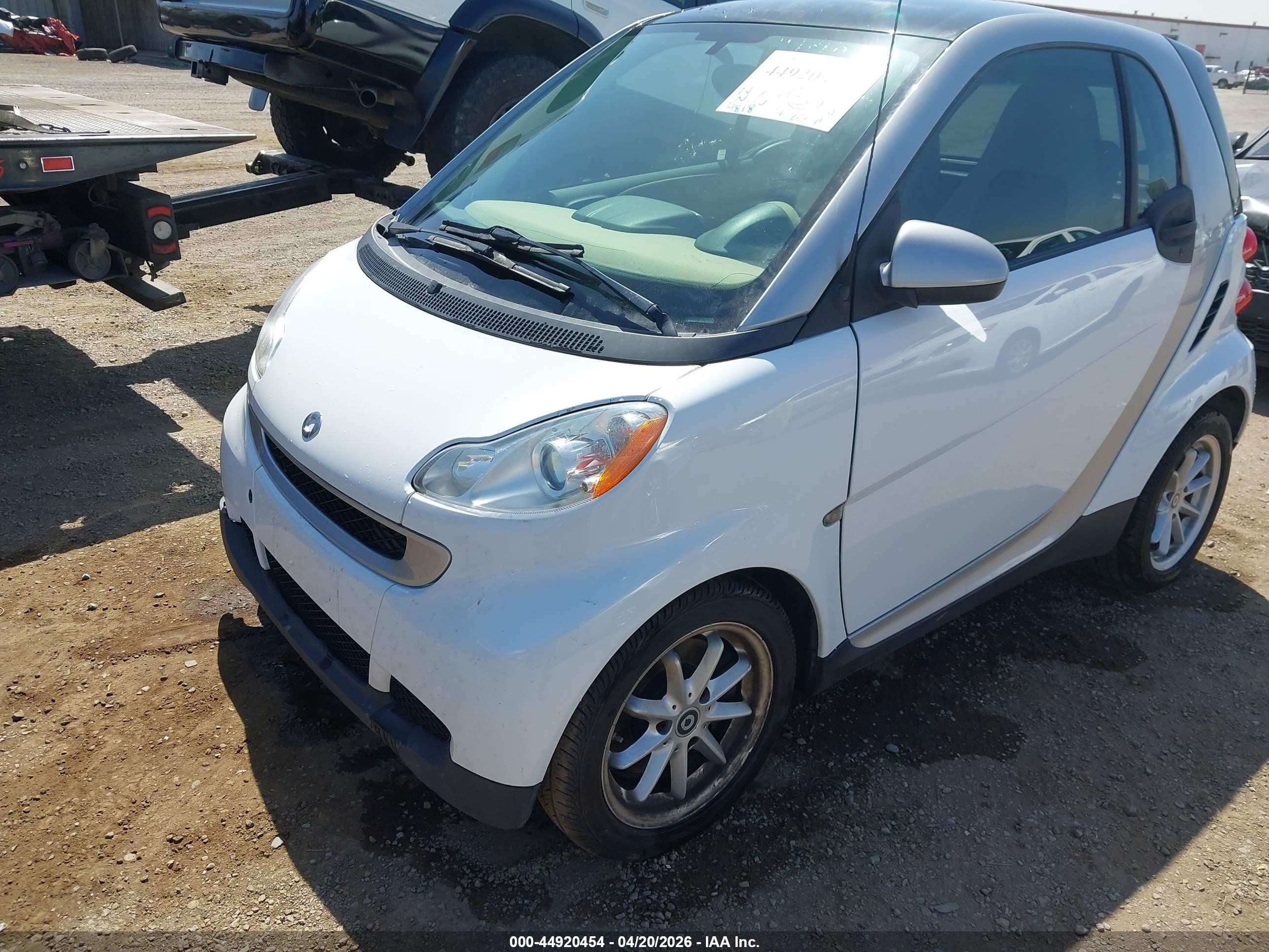 2008 Smart Fortwo Passion/pure White vin: WMEEJ31X68K181848