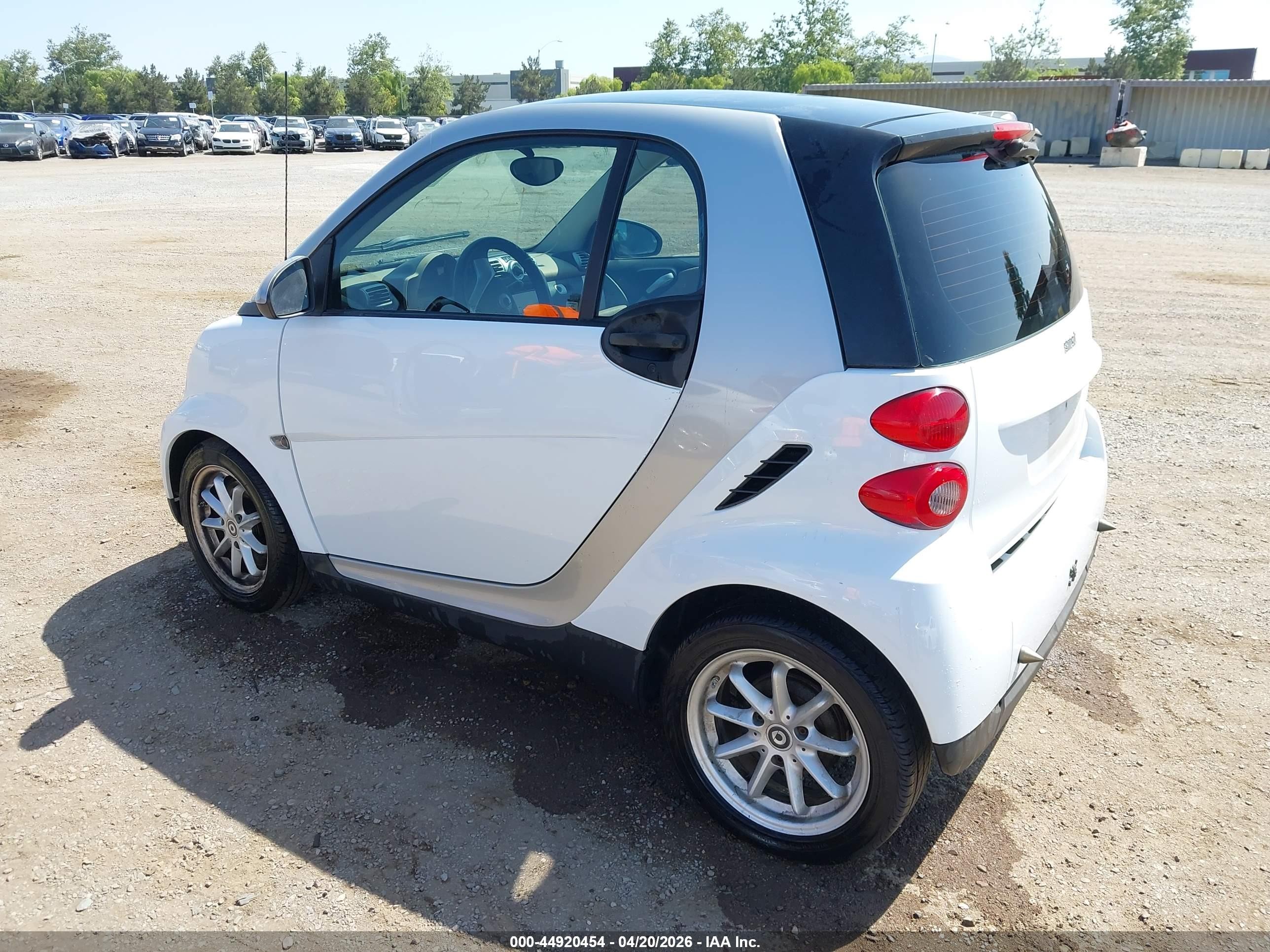 2008 Smart Fortwo Passion/pure White vin: WMEEJ31X68K181848