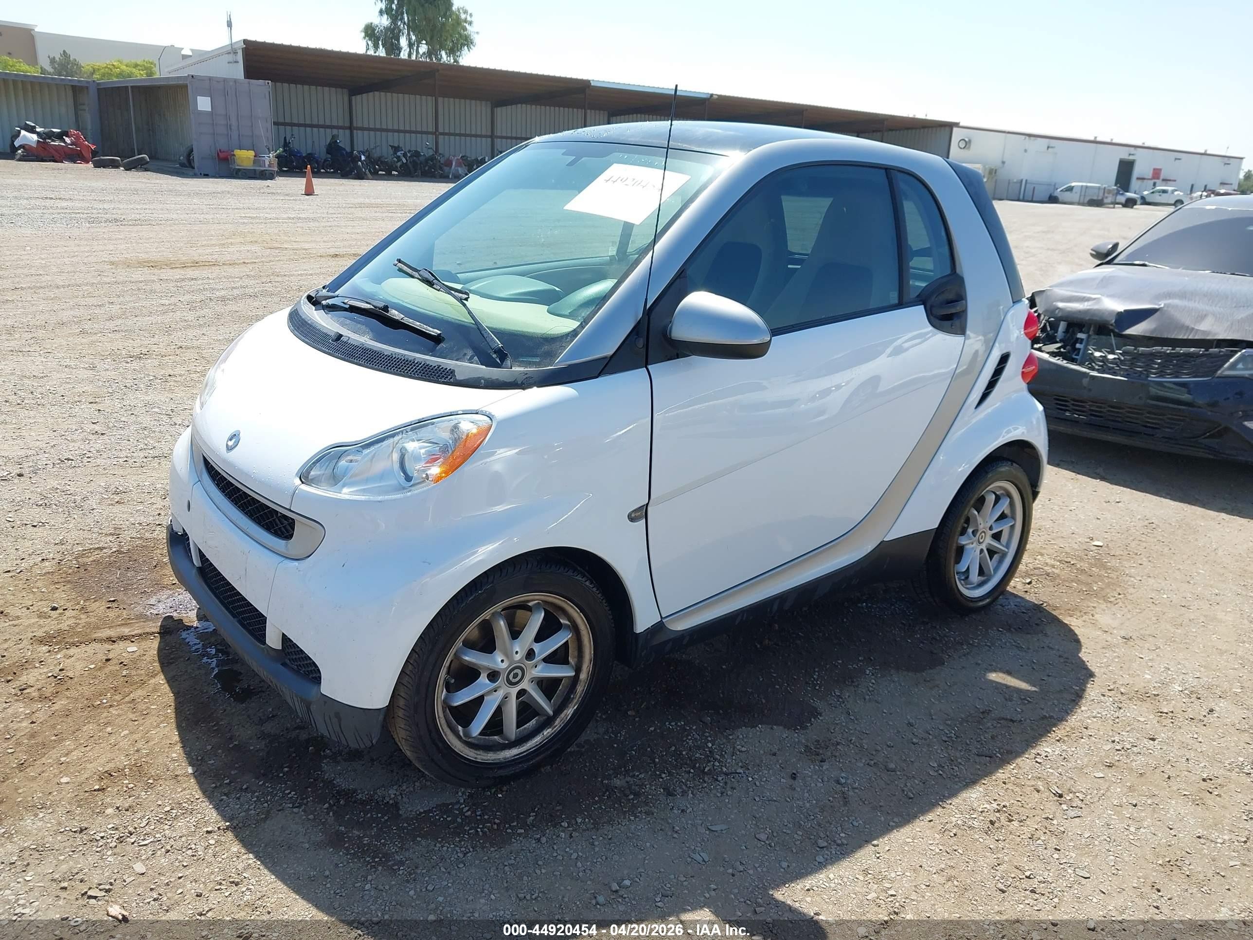 2008 Smart Fortwo Passion/pure White vin: WMEEJ31X68K181848