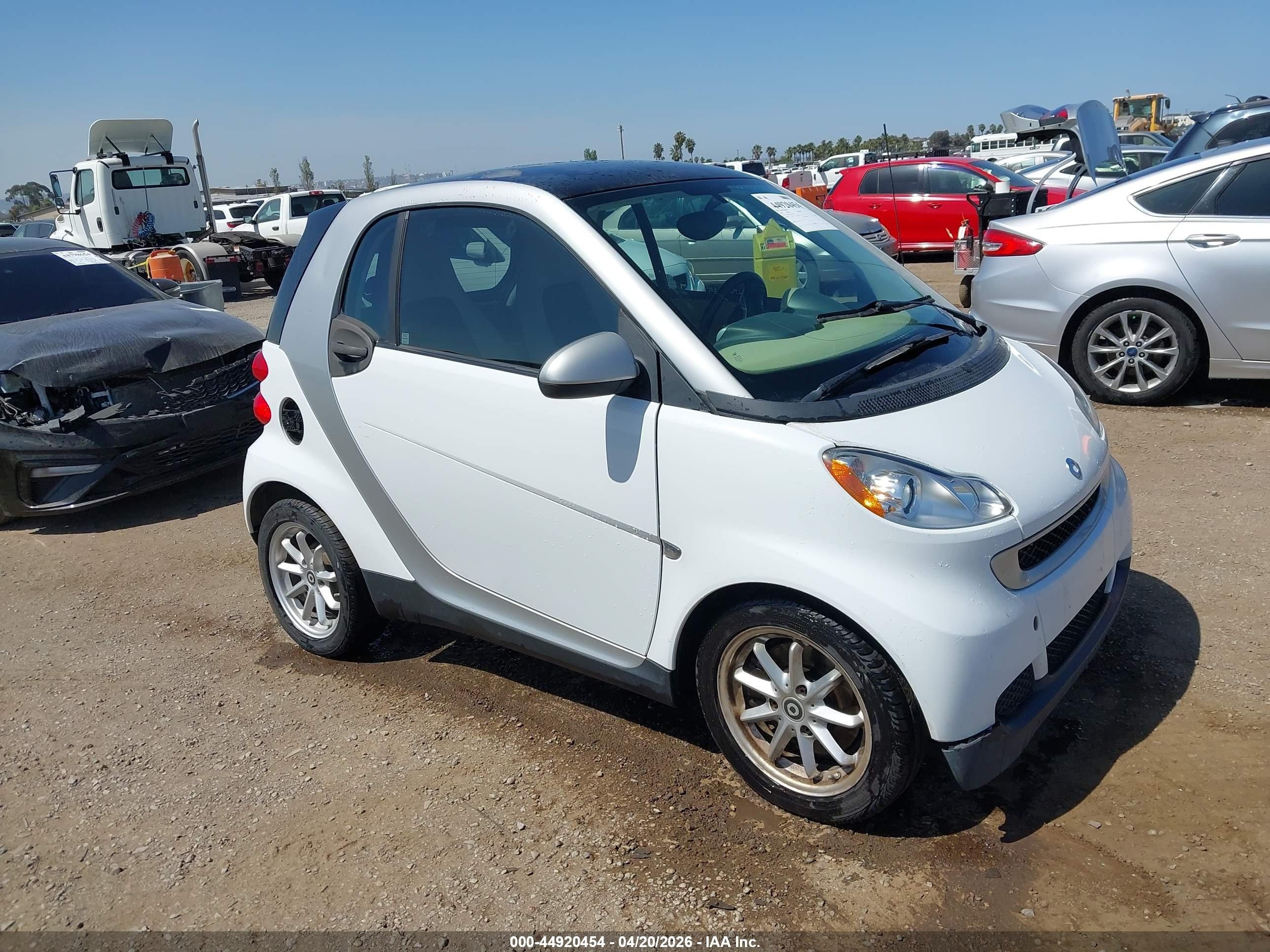 2008 Smart Fortwo Passion/pure White vin: WMEEJ31X68K181848