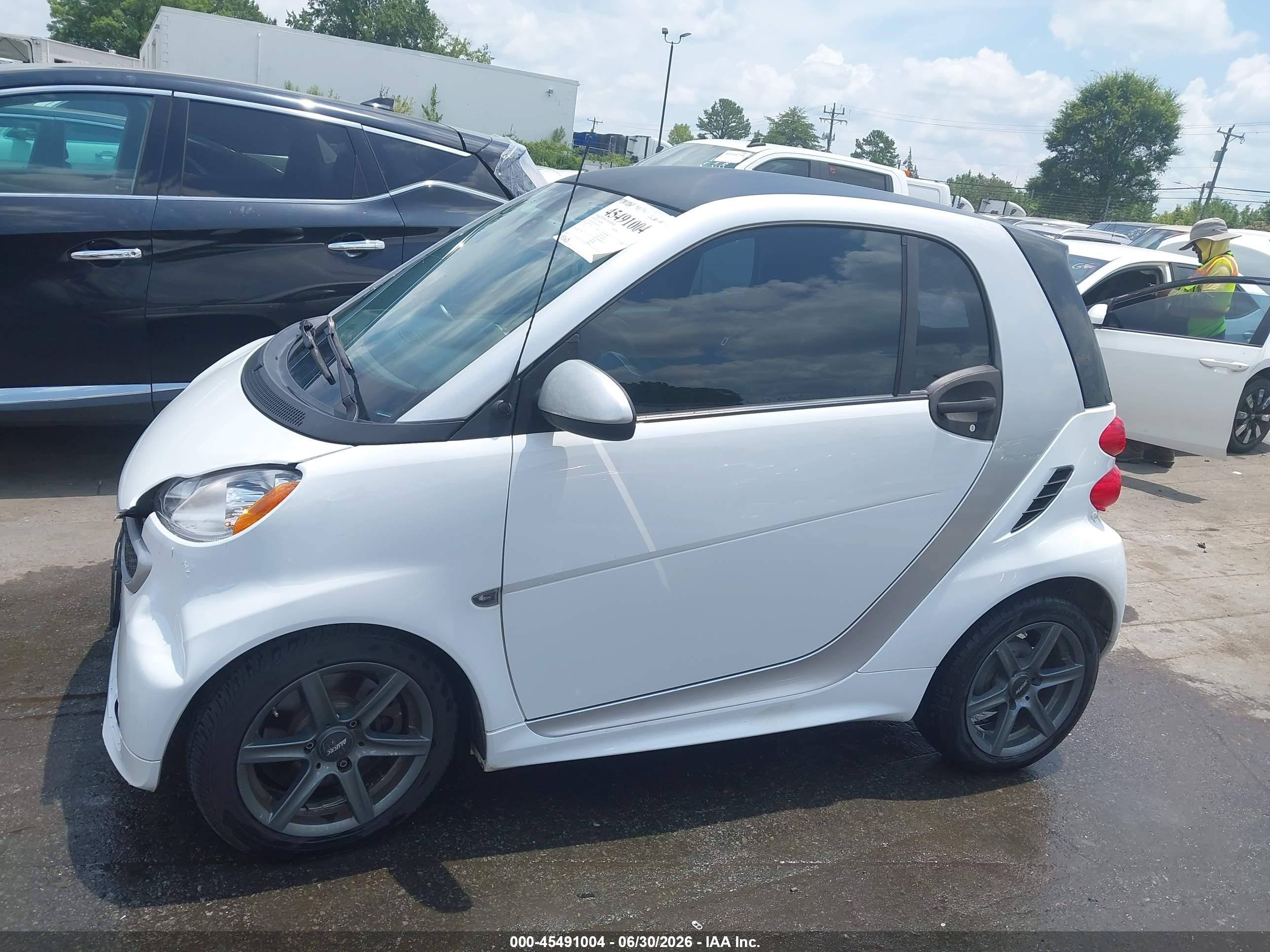 2015 Smart Fortwo Pure Белый vin: WMEEJ3BA0FK813475