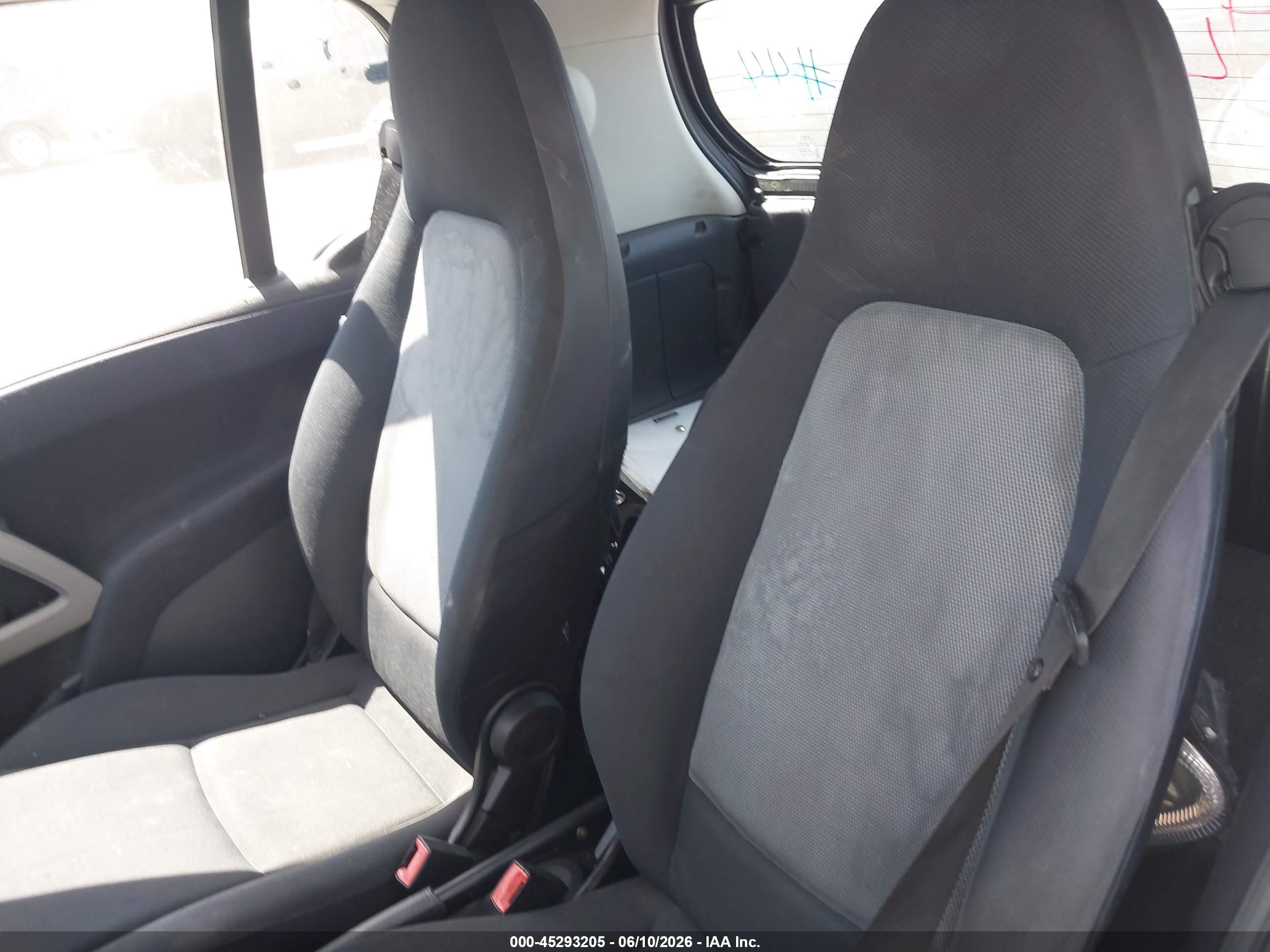 2015 Smart Fortwo Pure Белый vin: WMEEJ3BA1FK801710